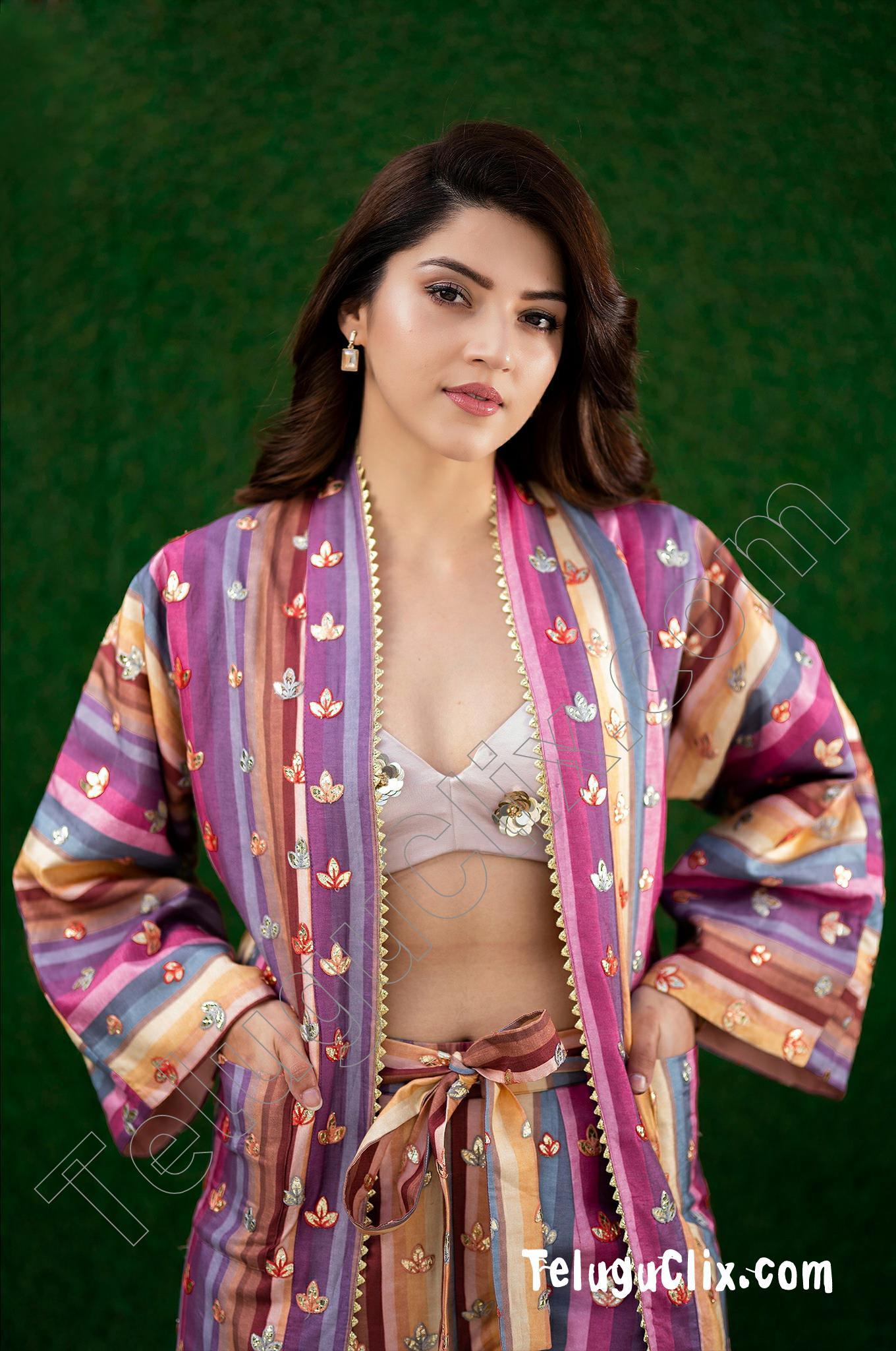 1360x2048 Mehreen Pirzada Old Latest New Recent HD HQ Photo Pics image Stills