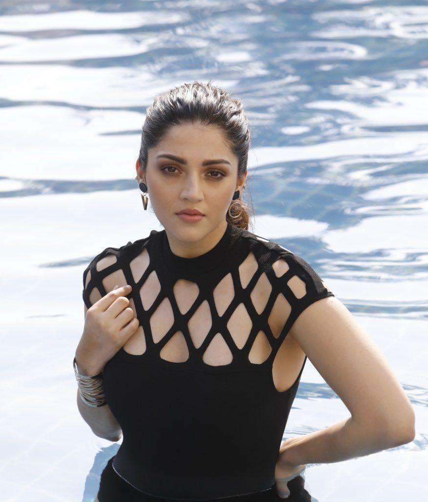 874x1024 Mehreen Pirzada Hot Navel Saree Photo Bikini Thighs Image