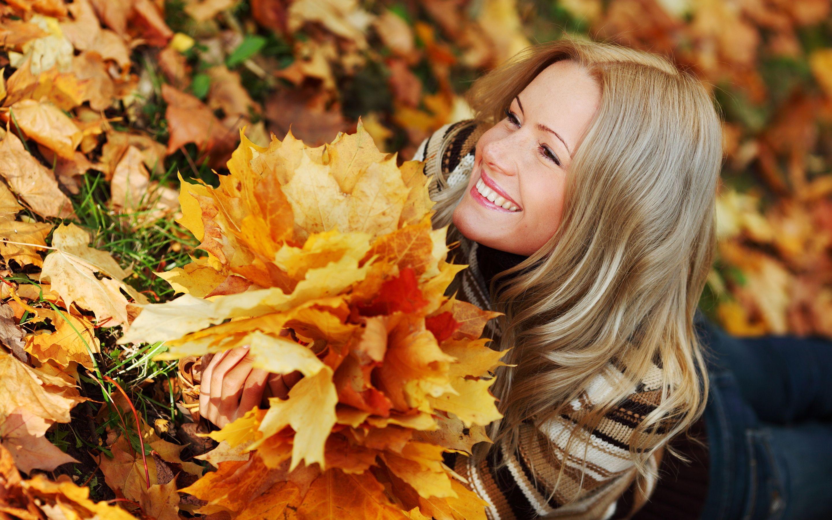 2880x1800 Autumn Leaves Girl wallpaperx1800