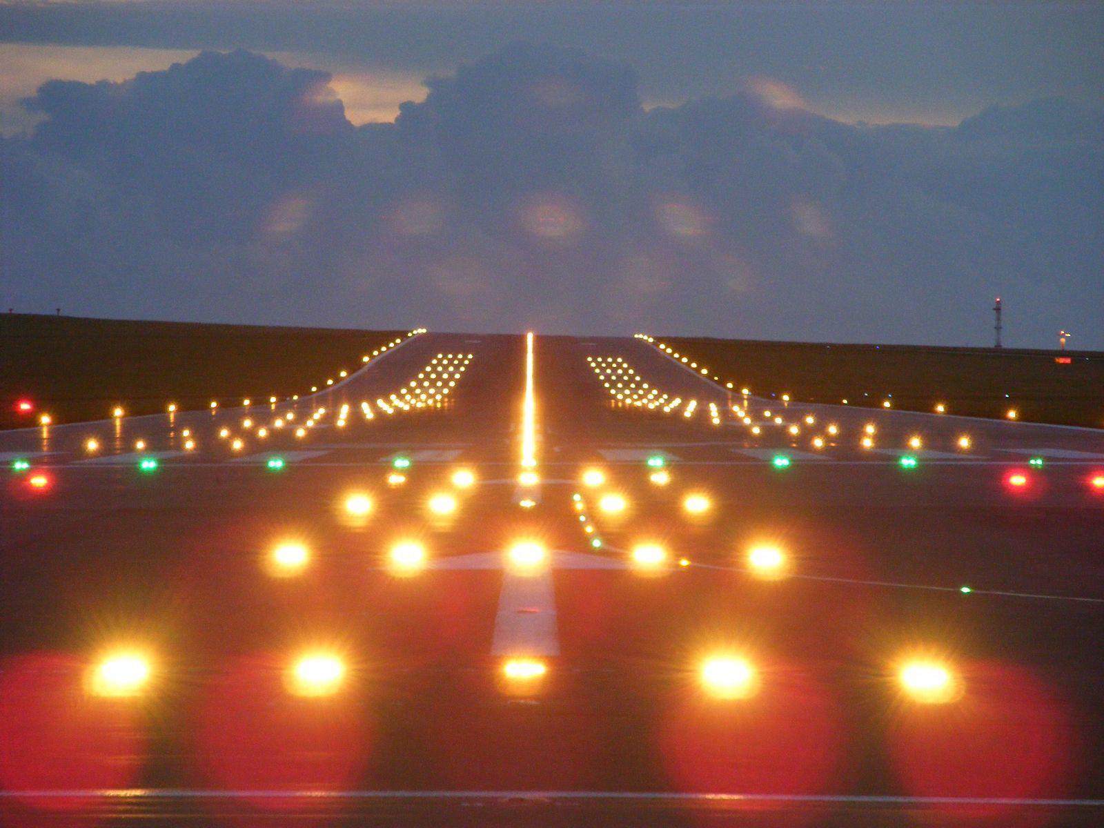 1600x1200 Runway Wallpaper
