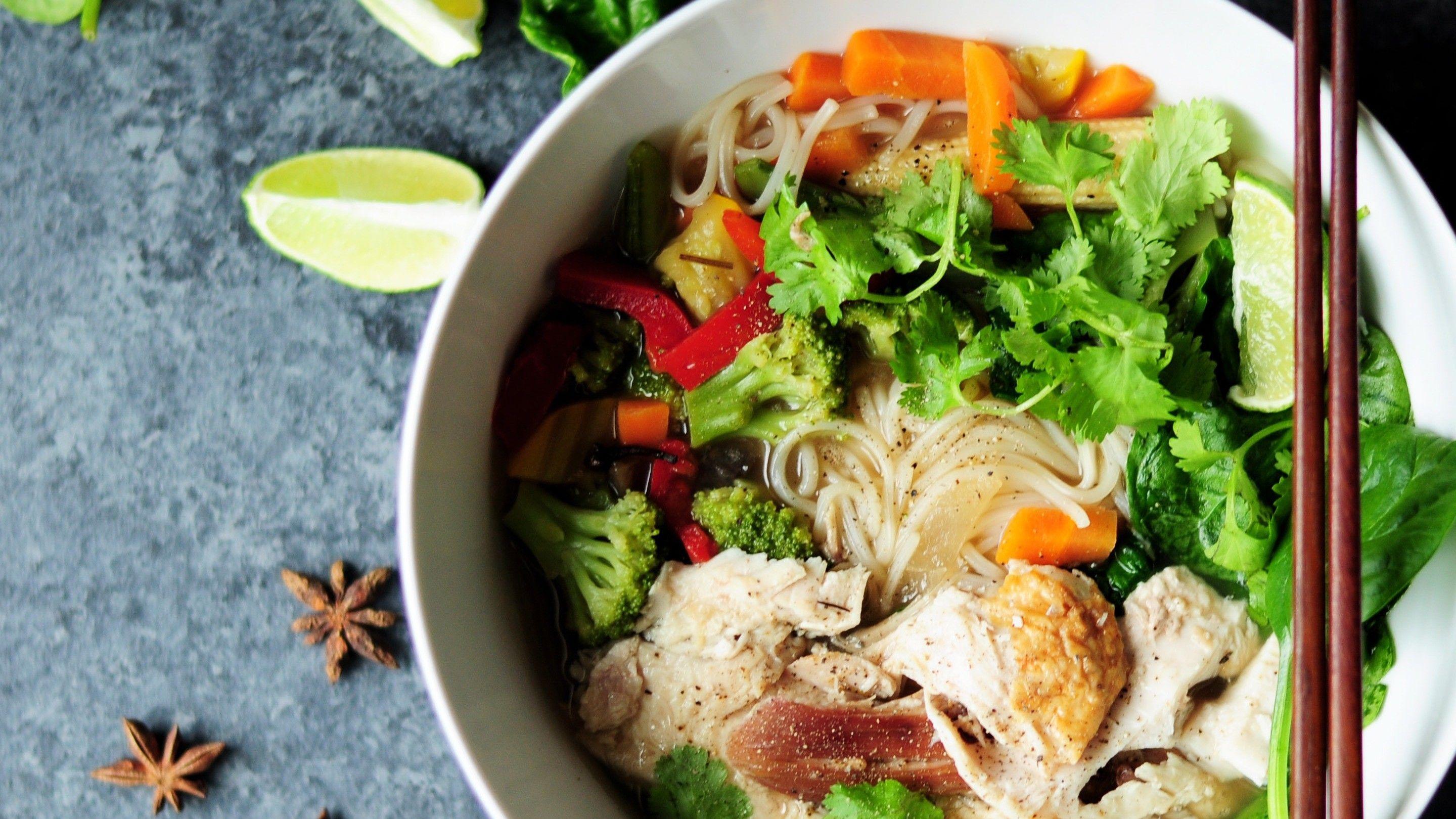 2880x1620 Salad and Chicken Noodle Chinese Food Dish Wallpaper