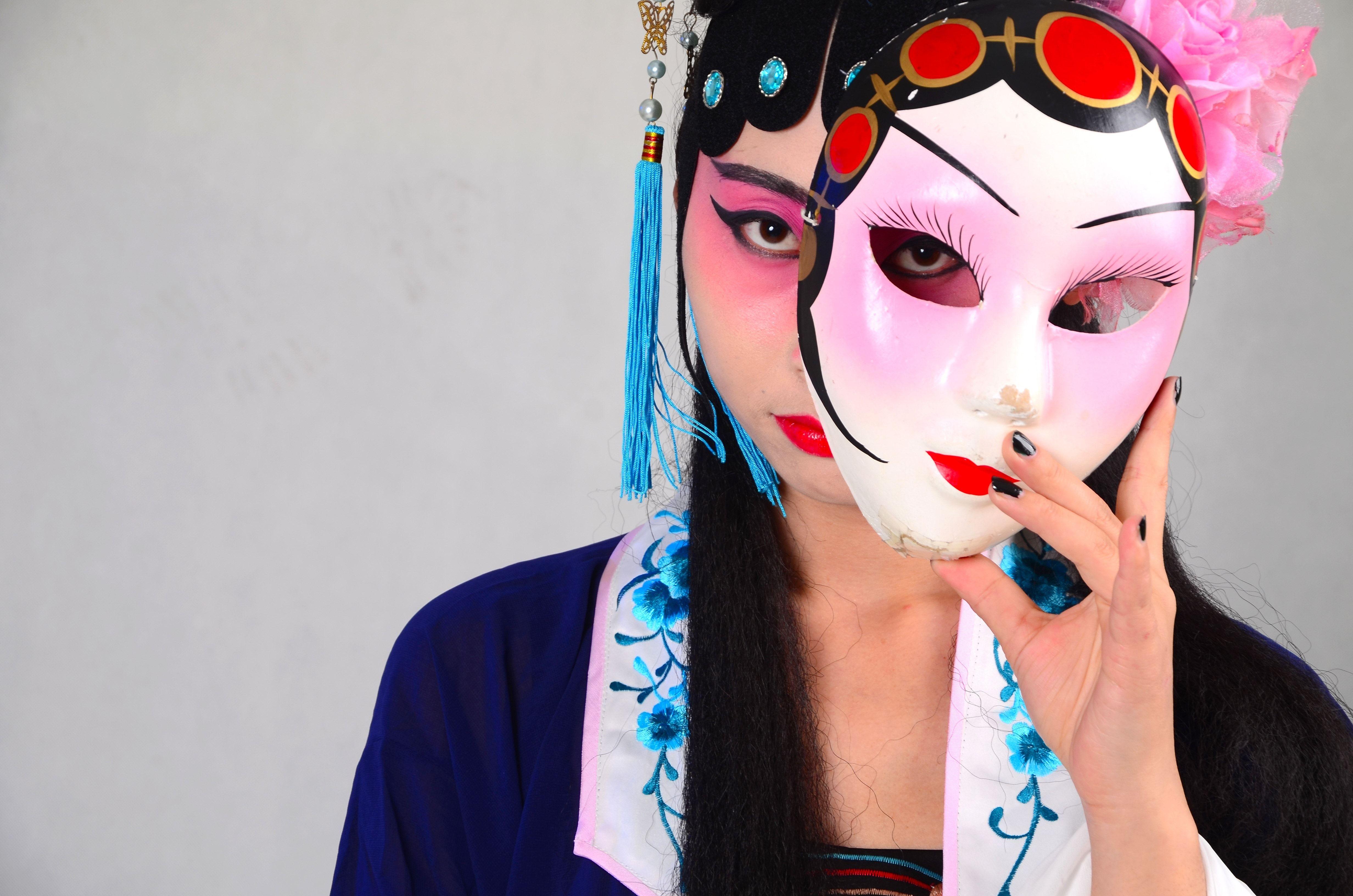 4928x3264 women's black and white face mask free image