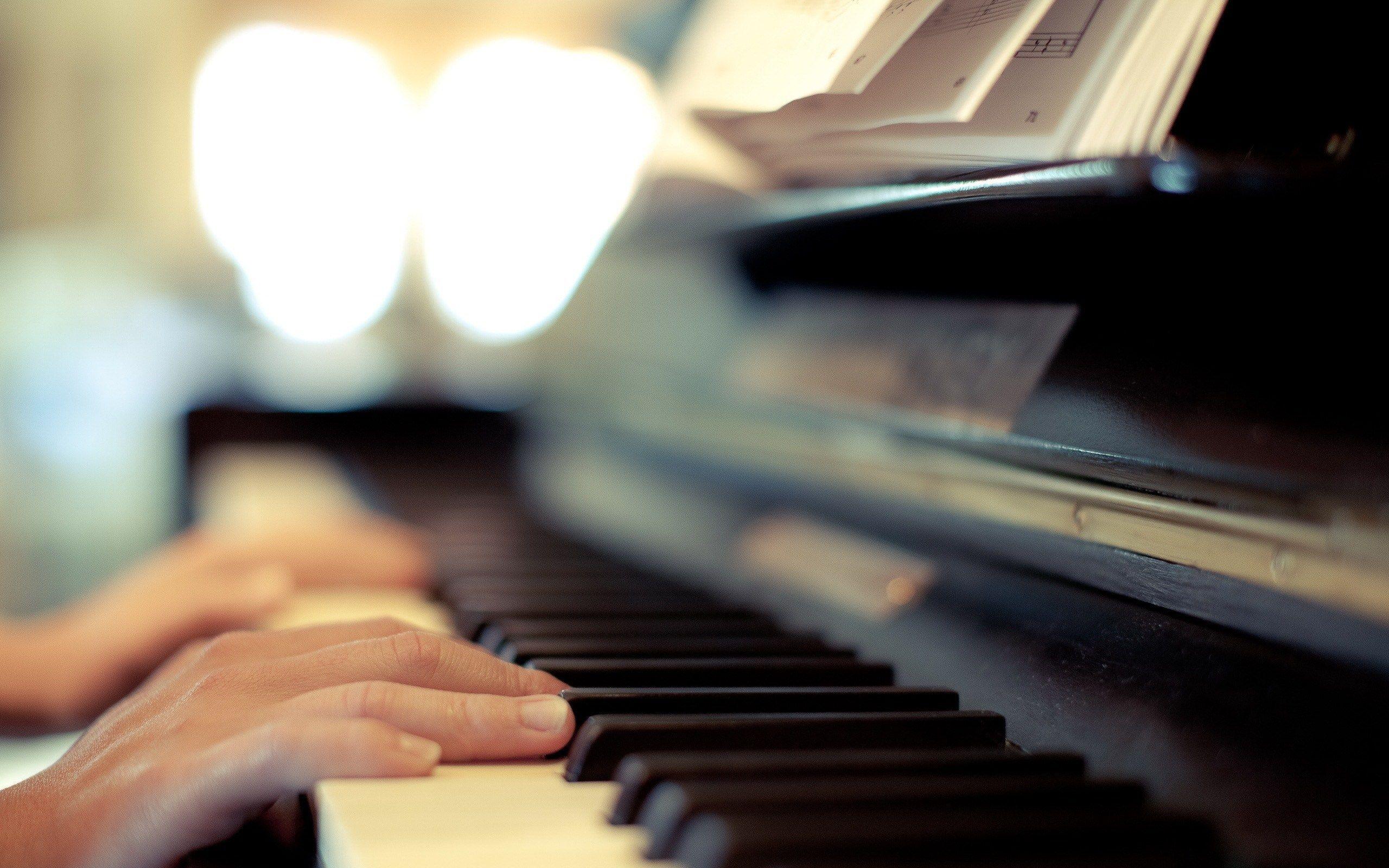 2560x1600 HD Piano Wallpaper