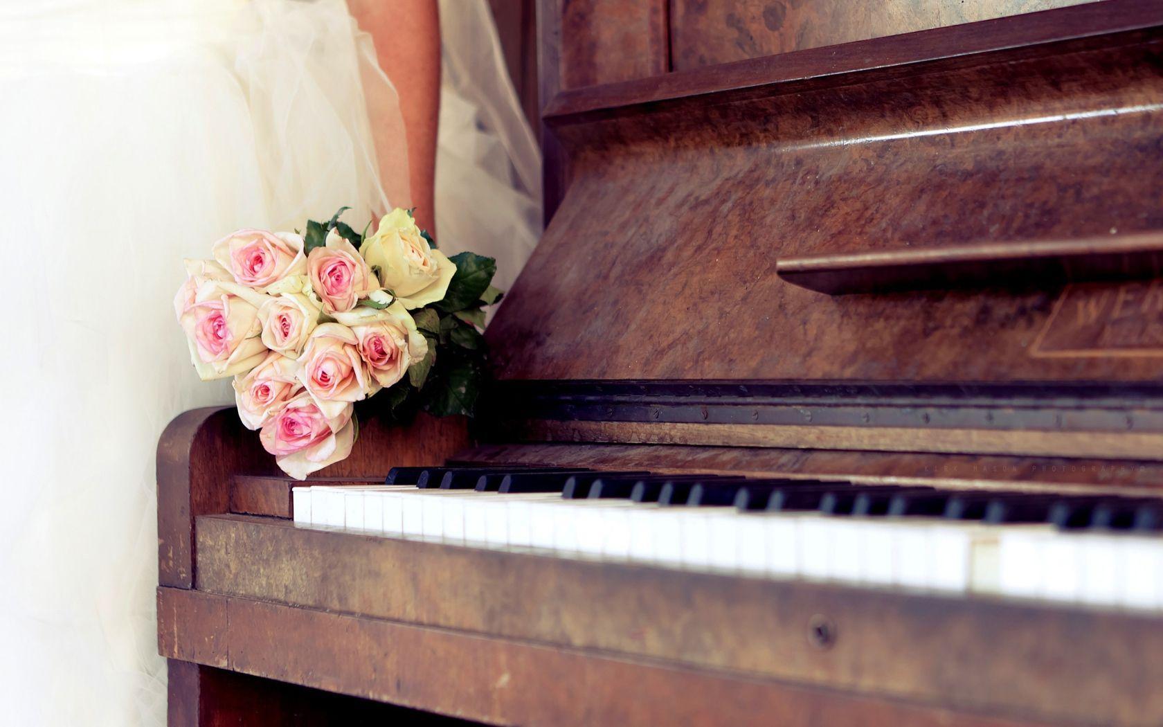 1680x1050 An old piano with a bouquet of roses Desktop wallpaper 1680x1050