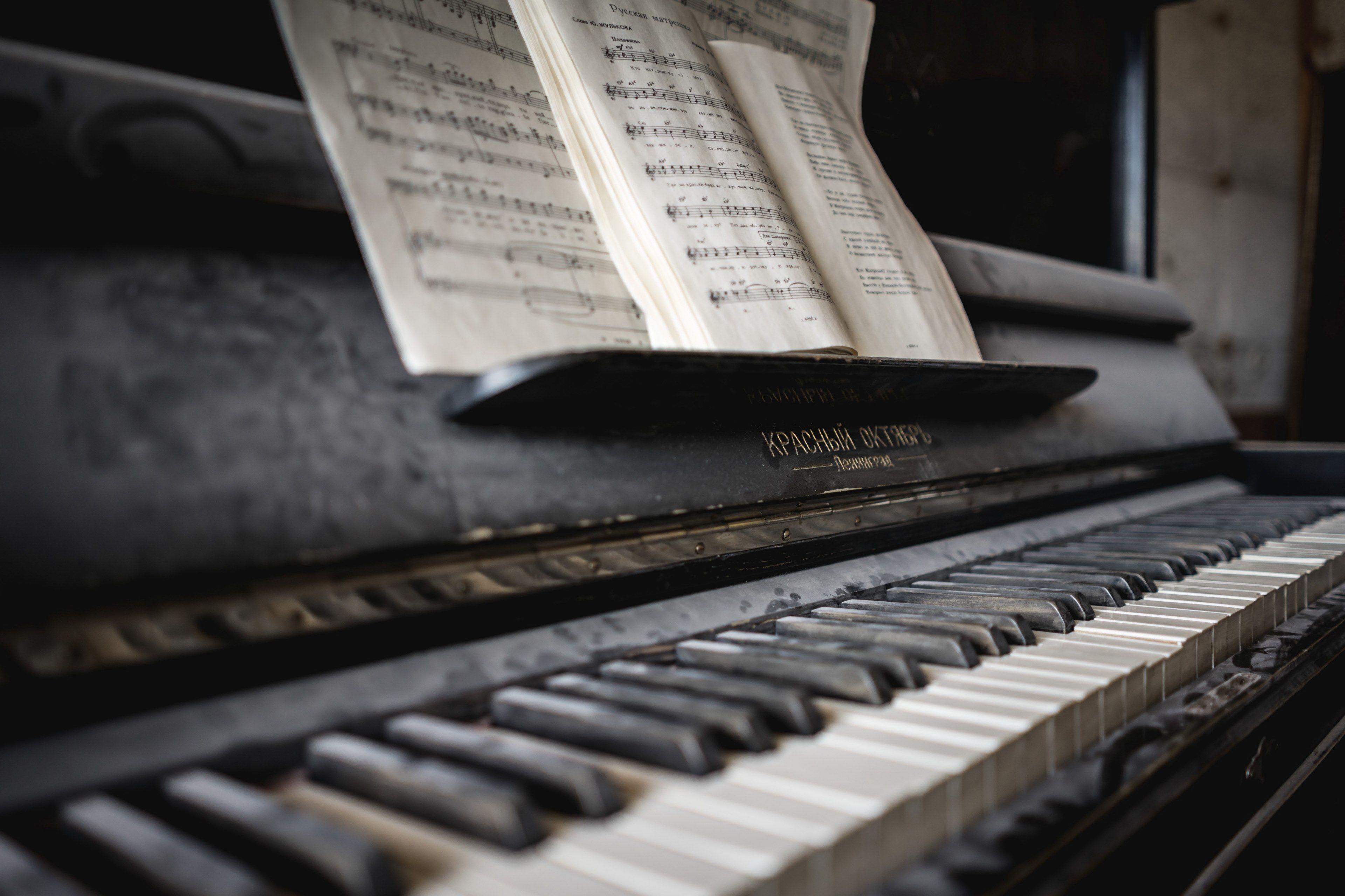 3840x2560 Wallpaper / piano old dusty and book HD 4k wallpaper