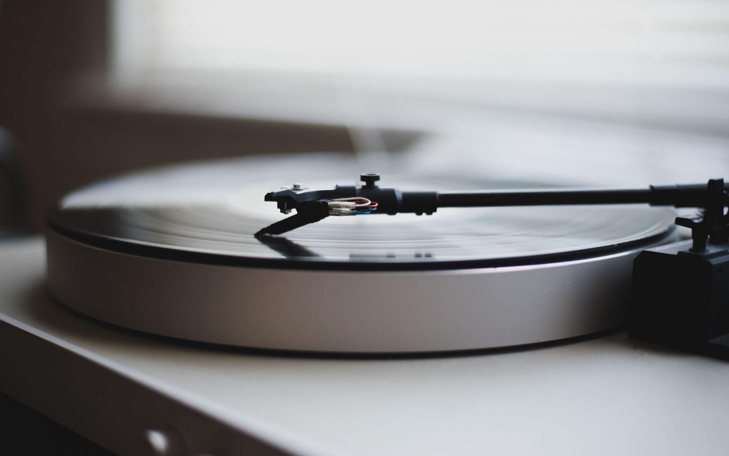 2560x1600 Download wallpaper 2560x1600 vinyl, vinyl record player, record widescreen 16:10 HD background