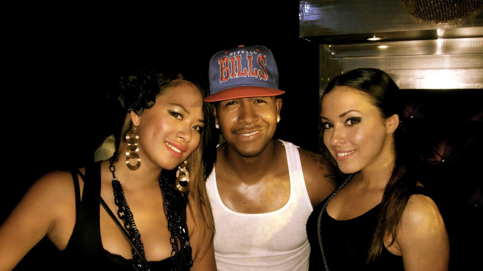 1920x1080 Download Wallpaper 1920x1080 omarion, smile, rapper, fan, girls