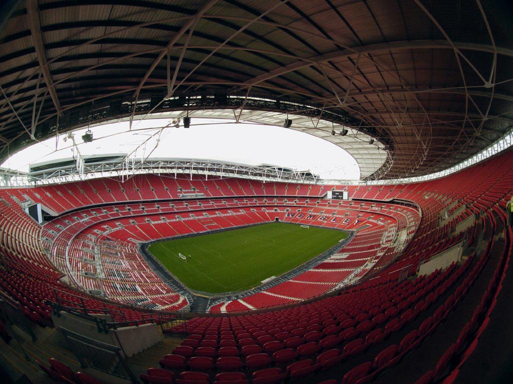 Большие стадионы европы. Стадион Уэмбли в Лондоне вместимость. Wembley Stadium чей стадион. Стадион Уэмбли 2012-13.