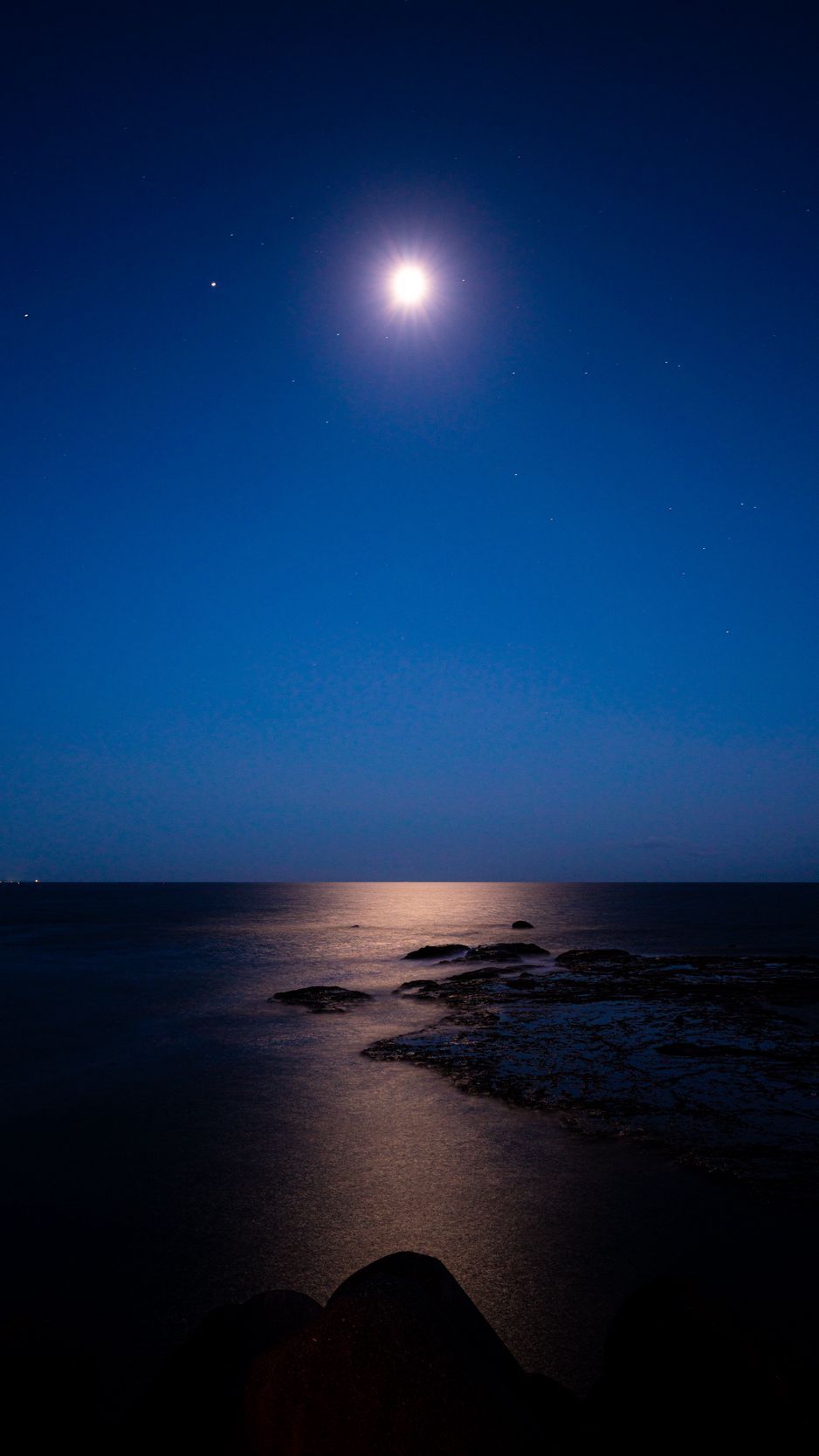 938x1668 Download Wallpaper 938x1668 Night, Moon, Stars, Starry Sky, Horizon, Sea Iphone 8 7 6s 6 For Parallax HD Background