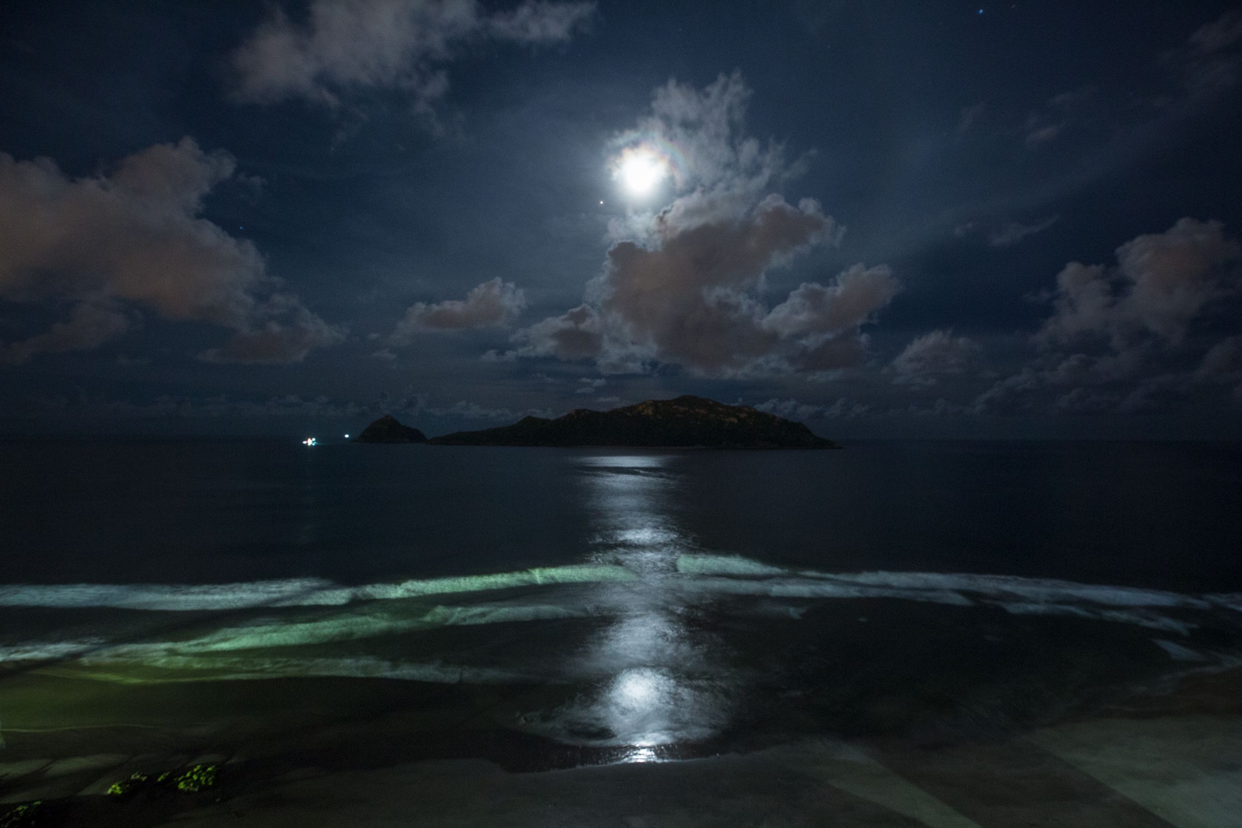 2500x1667 Moon Shines over Sea and Island · Free