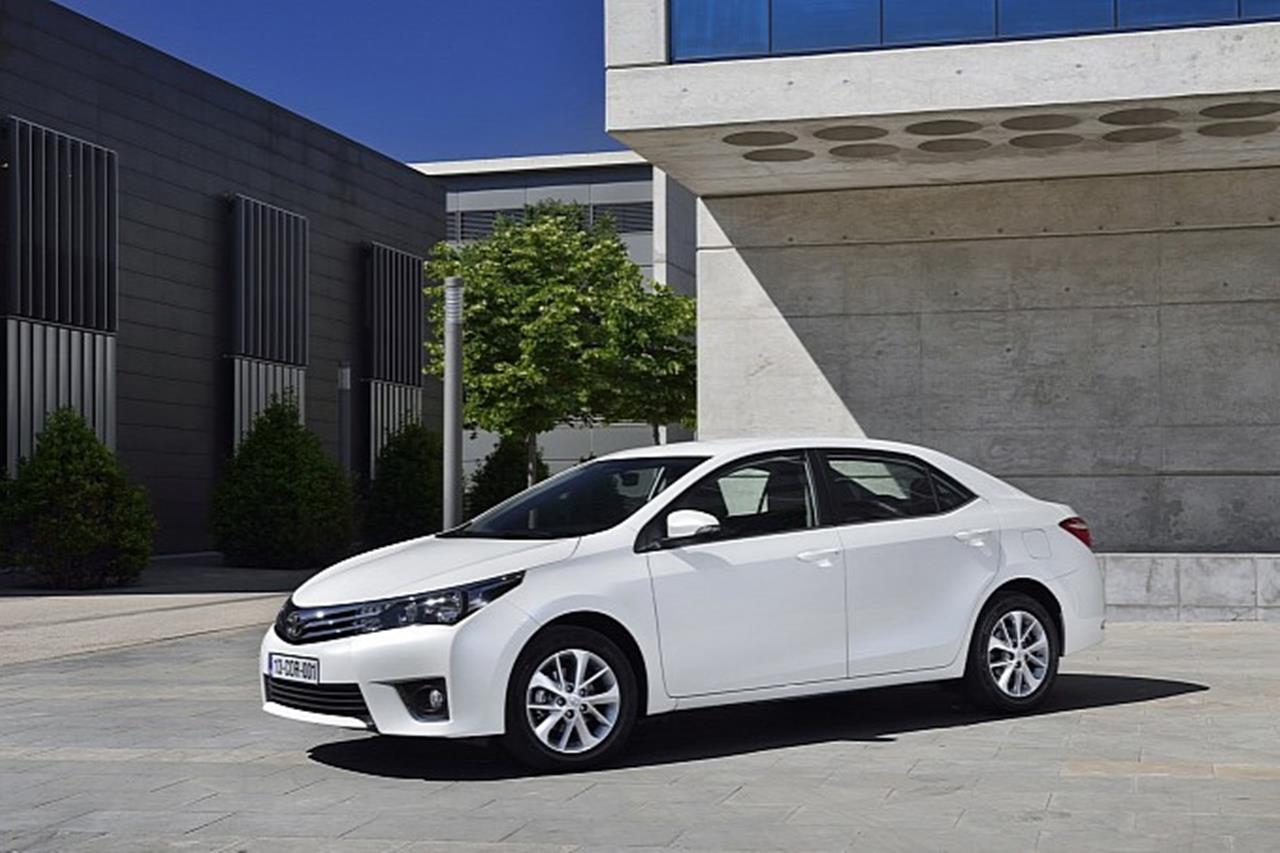 1280x853 Toyota Corolla Altis Grande Pakistan 2014