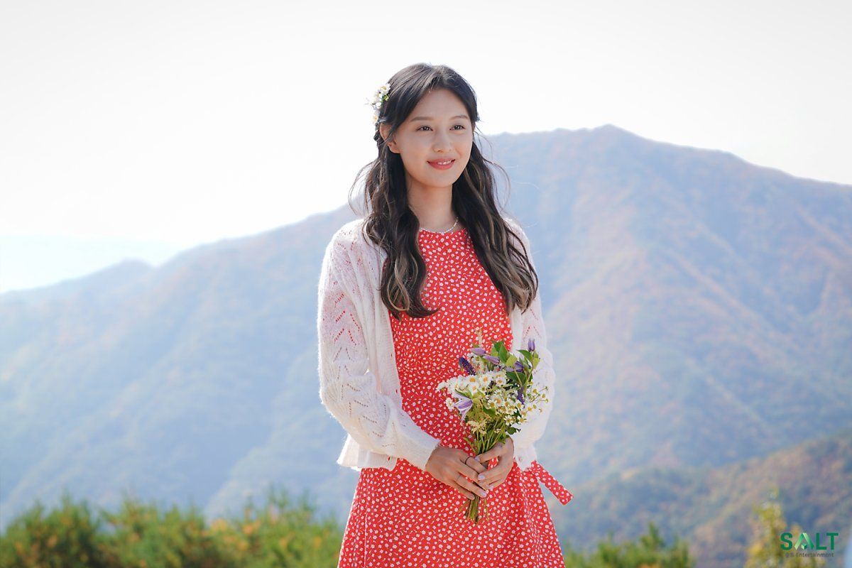 1200x800 Kim Ji Won as 'Lovestruck In the City'
