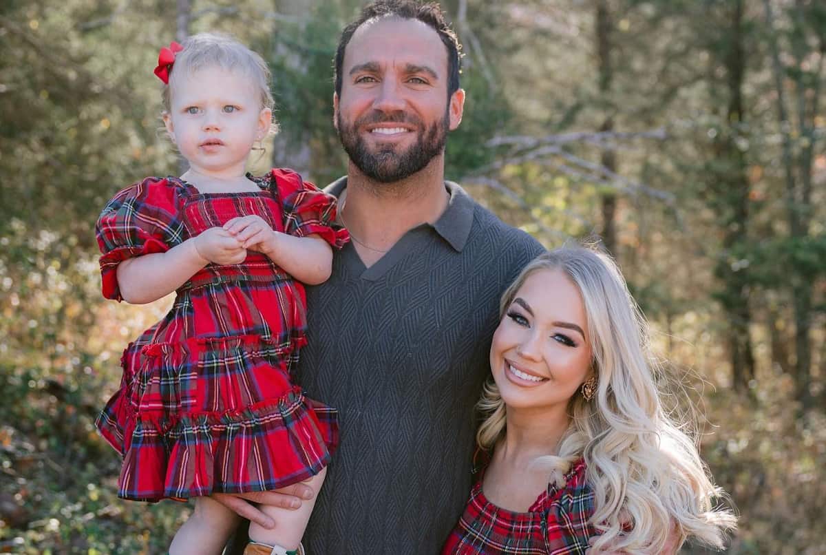 1200x806 RaeLynn And Daughter, Daisy, Sport Matching Red Flannel Dresses In Adorable New Family Photohoot