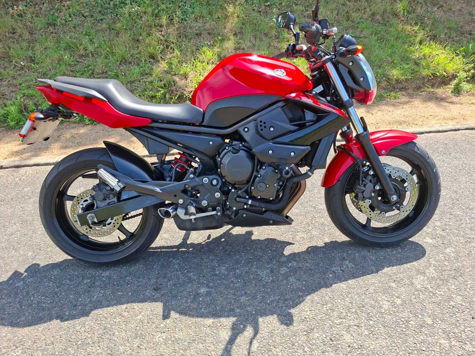 1600x1200 Yamaha XJ6 & Scooters