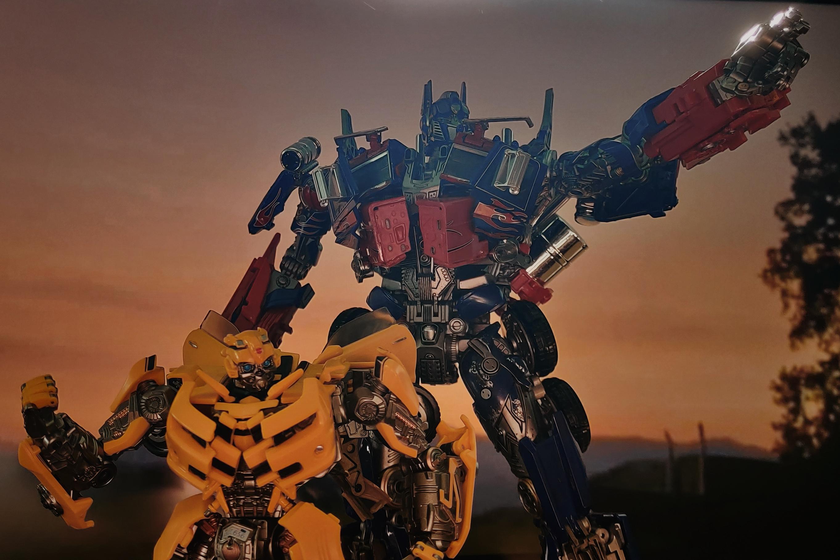 2725x1819 Optimus Prime and Bumblebee