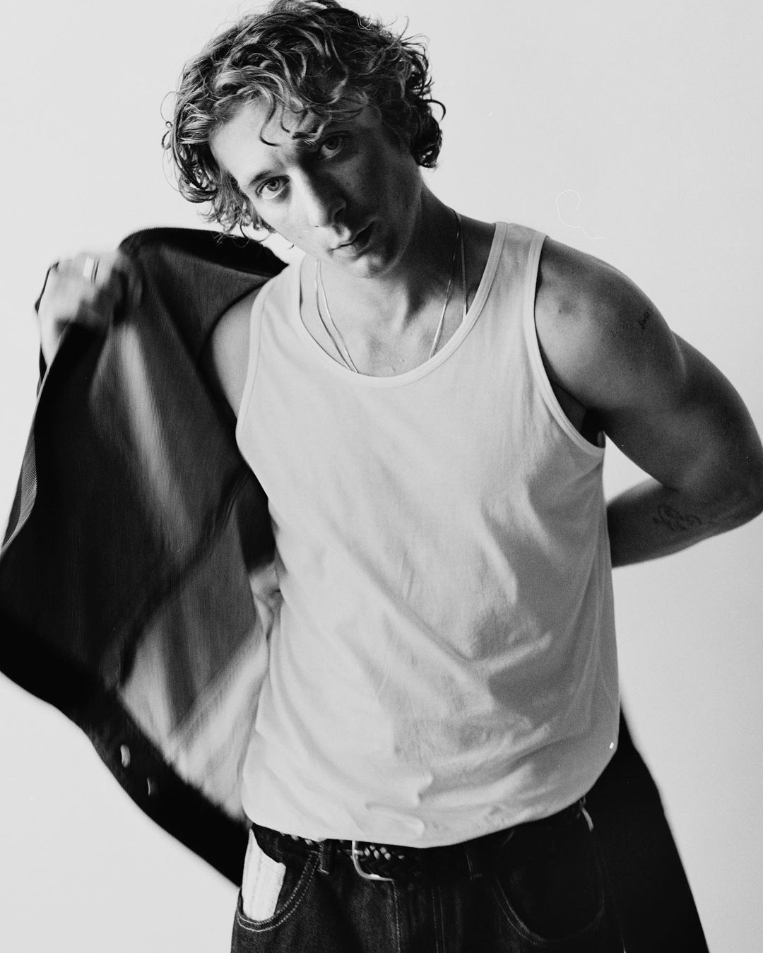 1080x1349 Jeremy Allen White Wallpaper