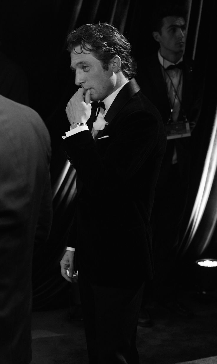 736x1233 Jeremy Allen White