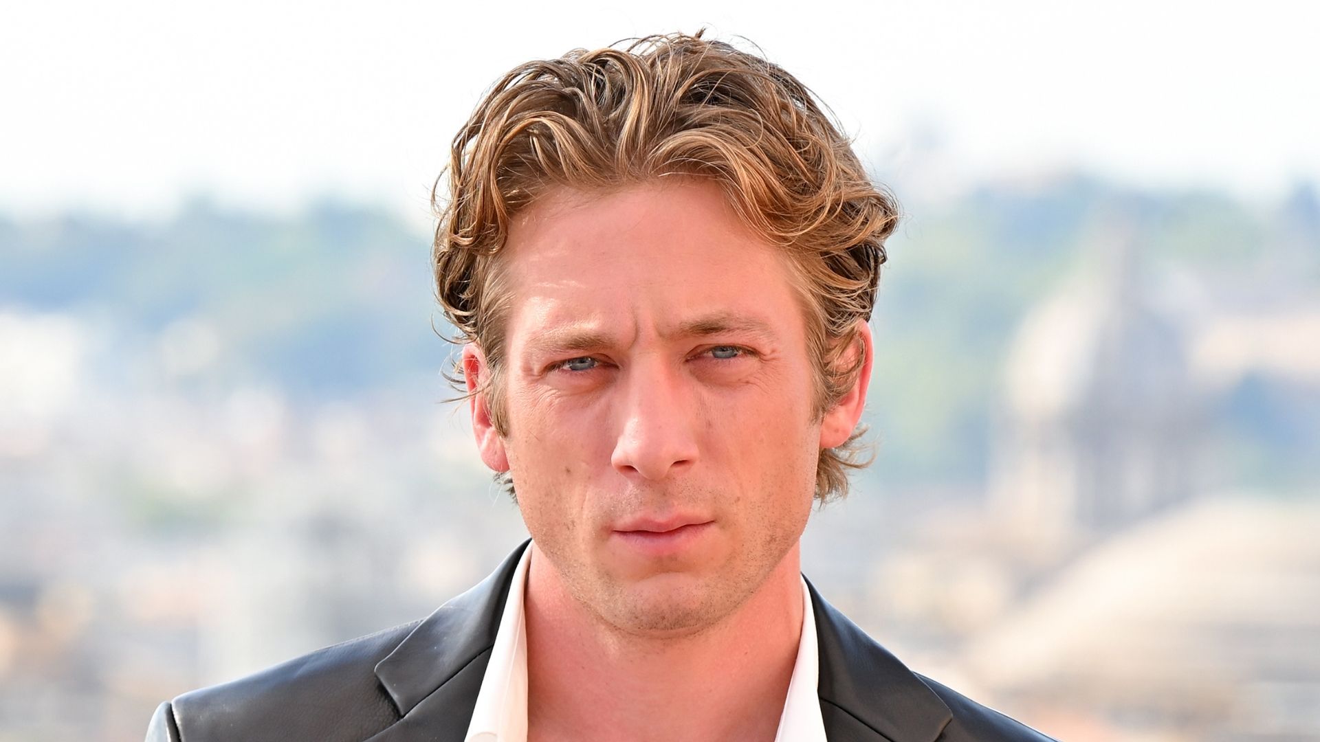 1920x1080 Jeremy Allen White's Hair Inspired, Curly, Centre Parted Hairtyle