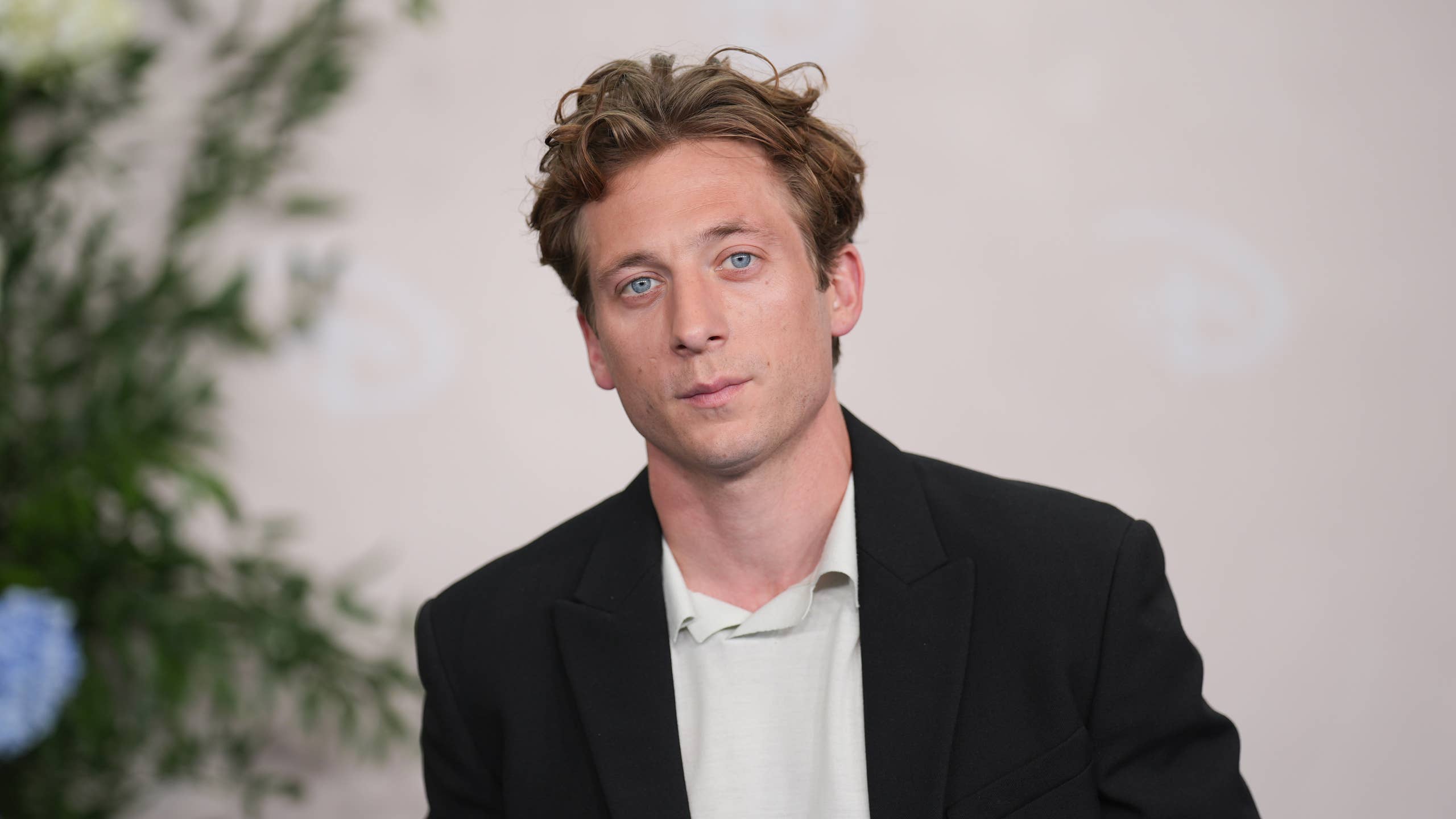 2560x1440 Jeremy Allen White Finally 'Graduated High School' at Age 34's Journal