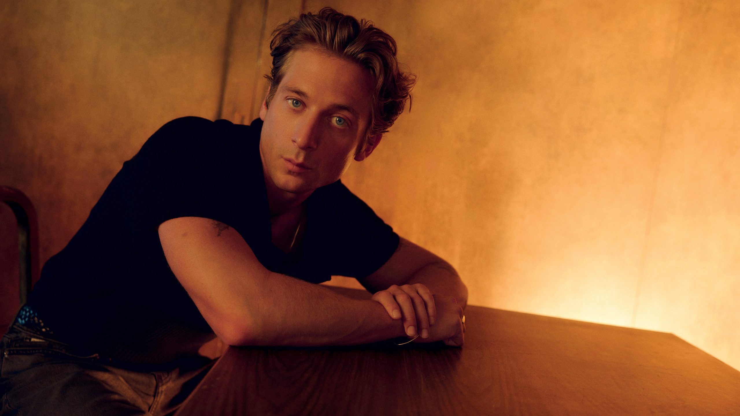 2560x1440 Jeremy Allen White On Playing Rock Icon, Bruce Springsteen