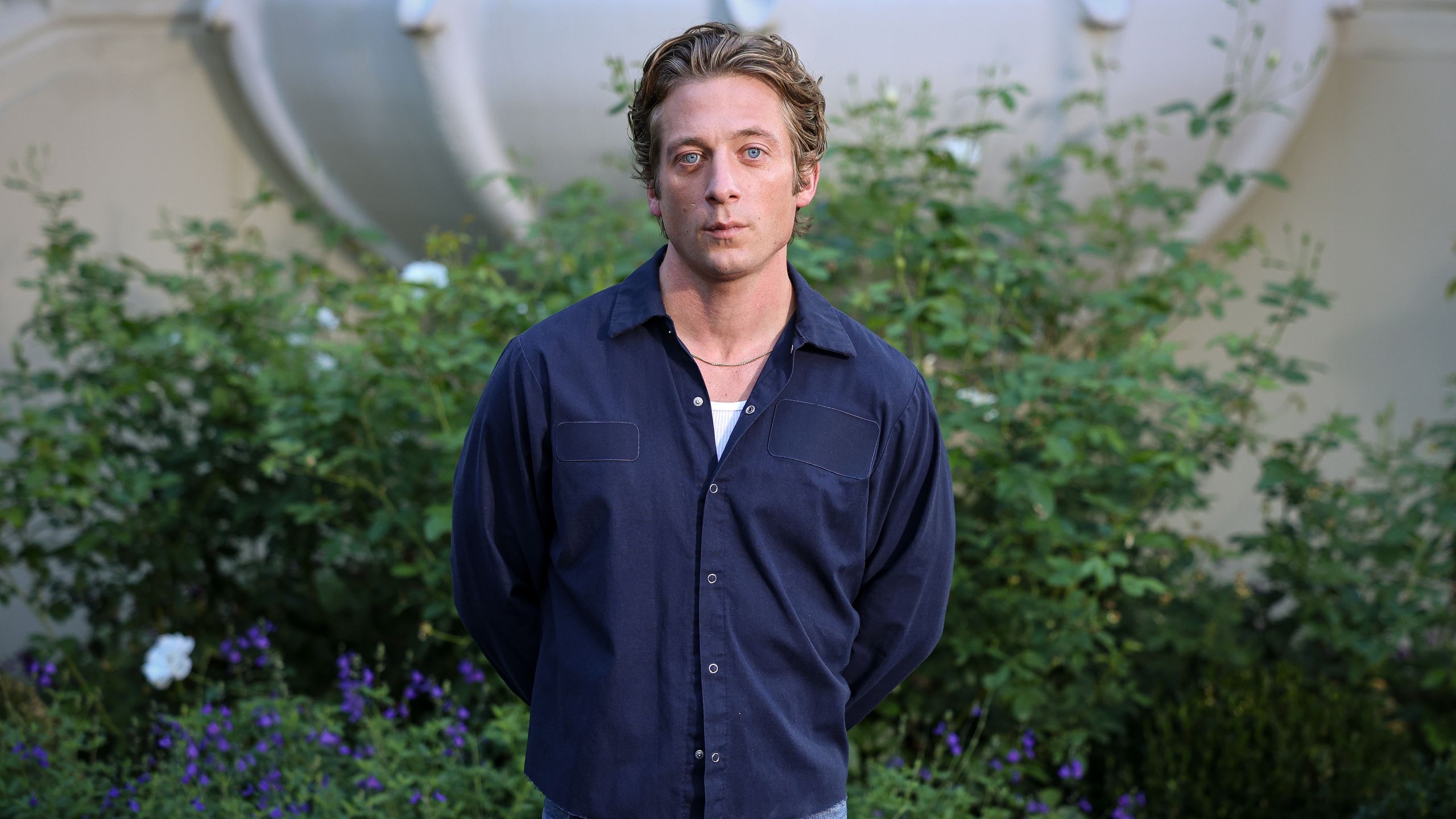2560x1440 Listen to Jeremy Allen White and chop the hem off your work shirt