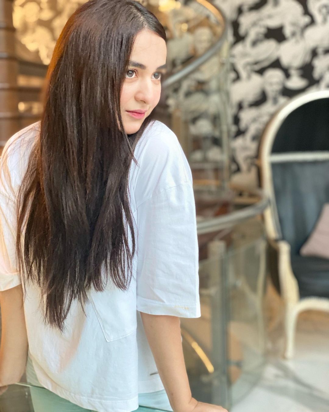 1080x1349 Latest Photohoot Yumna Zaidi Pakistani Celebrity Wallpaper HD