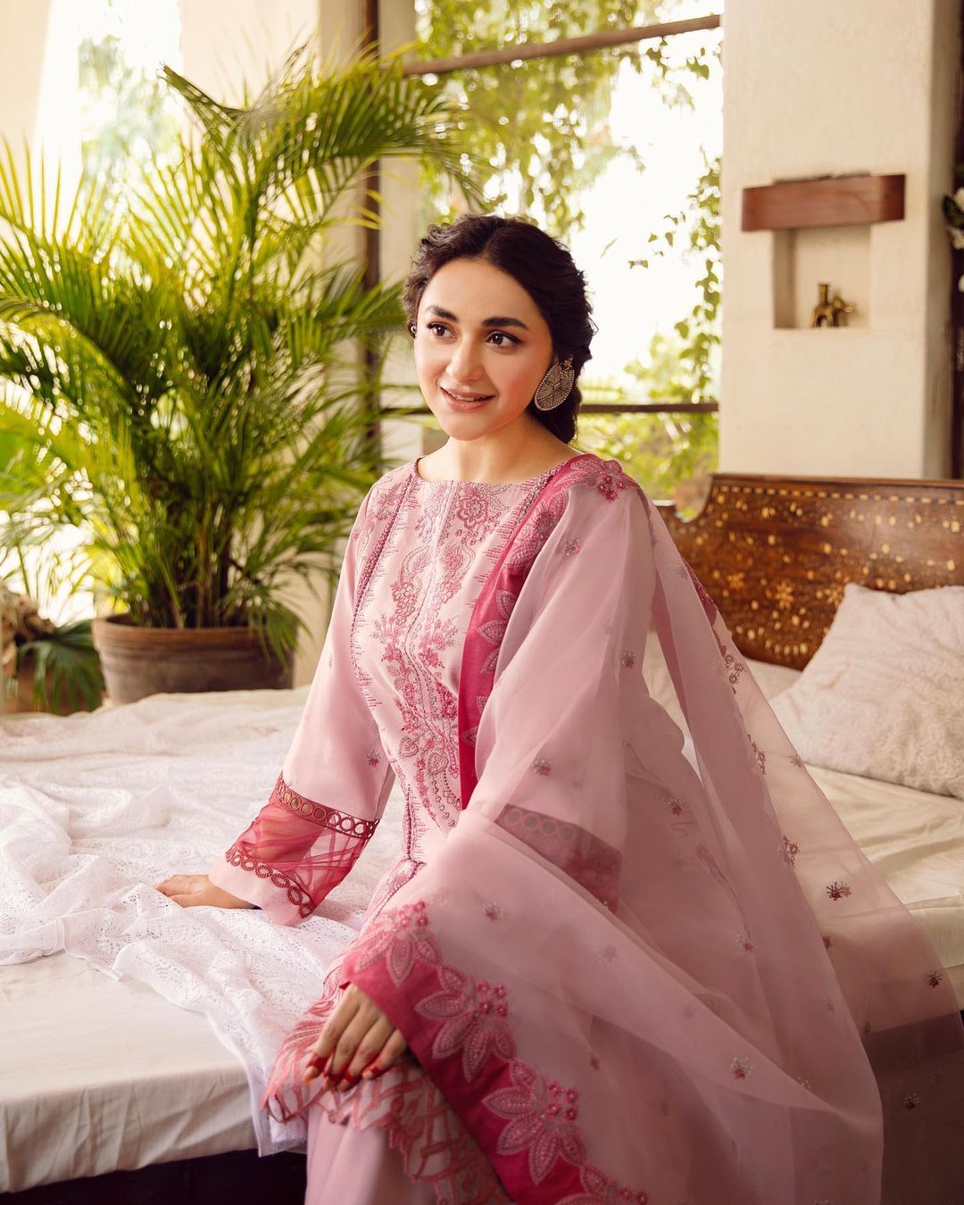 1080x1350 Latest Photohoot Yumna Zaidi Pakistani Celebrity Wallpaper HD