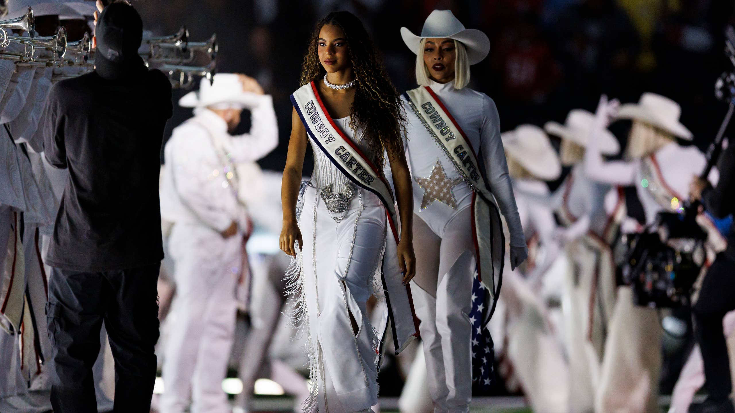 2560x1440 Blue Ivy Carter Wore Ukrainian Designer Frolov for Beyoncé's Christmas Halftime Show