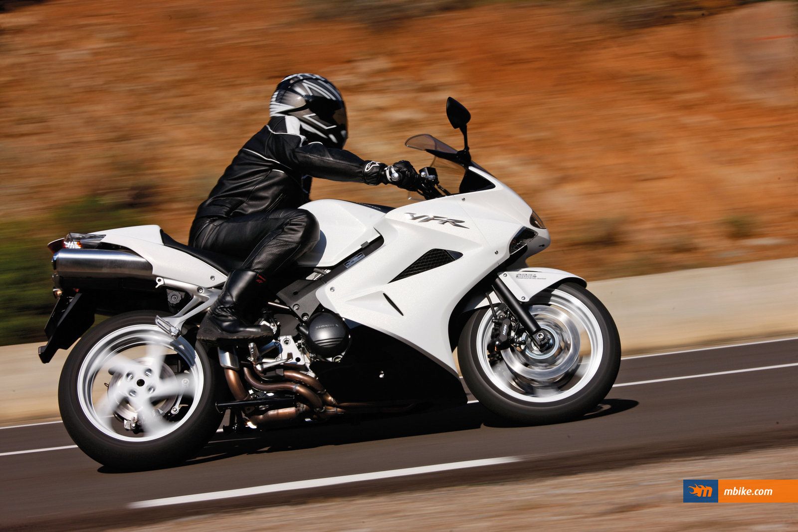 1600x1067 Honda VFR 800 (Interceptor) Wallpaper