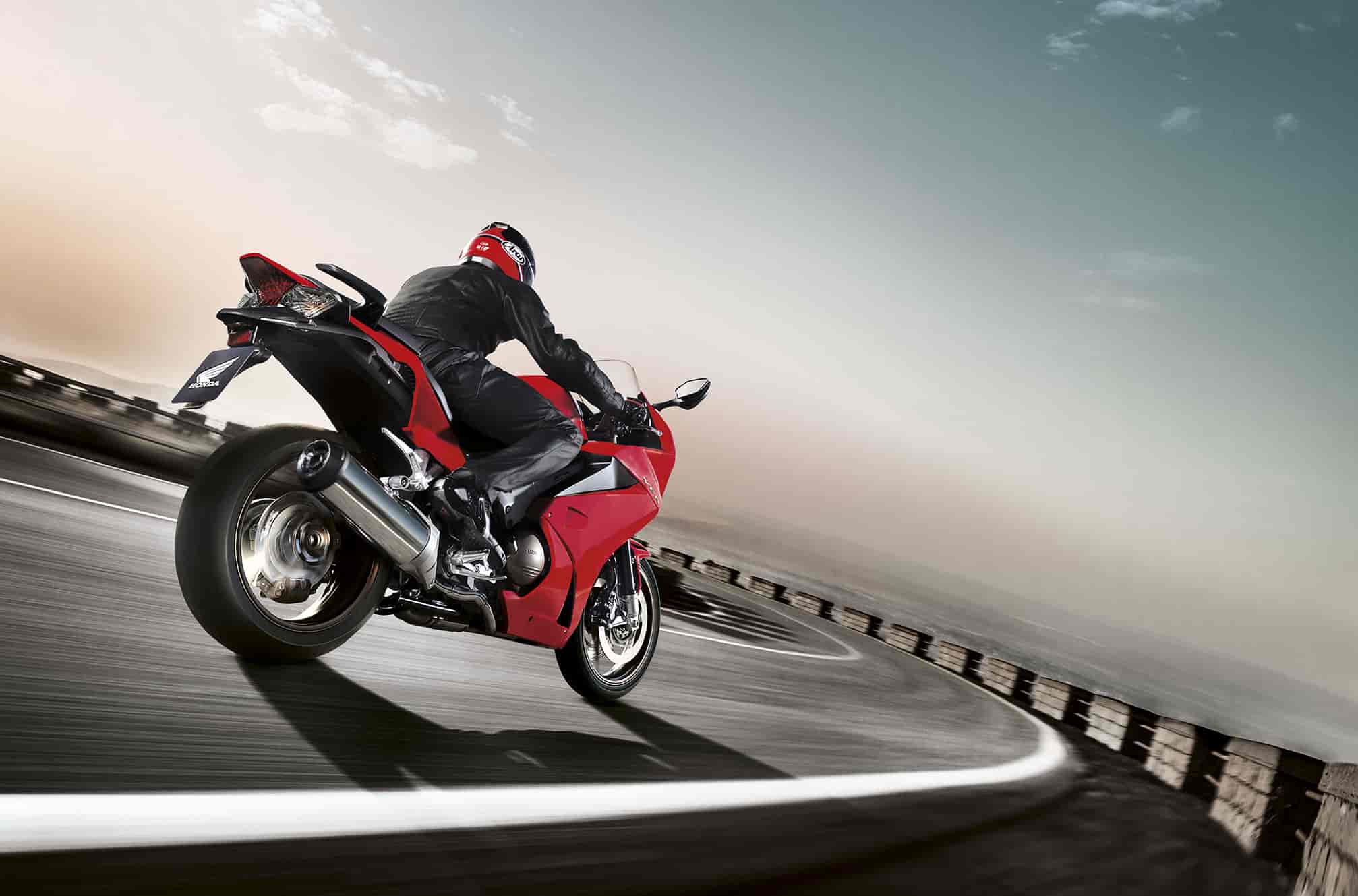 2014x1329 Honda Interceptor VFR800F Review