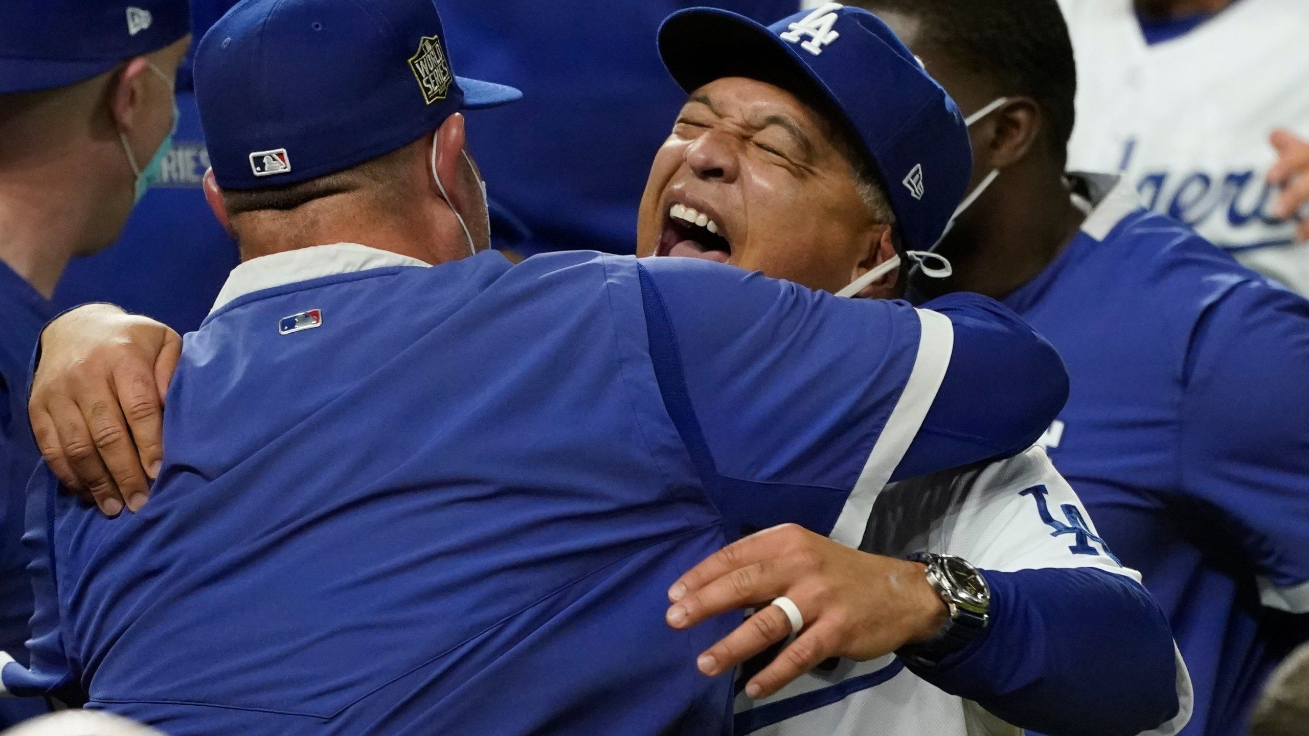 2560x1440 Roberts guides Dodgers to 1st World Series title in 32 years