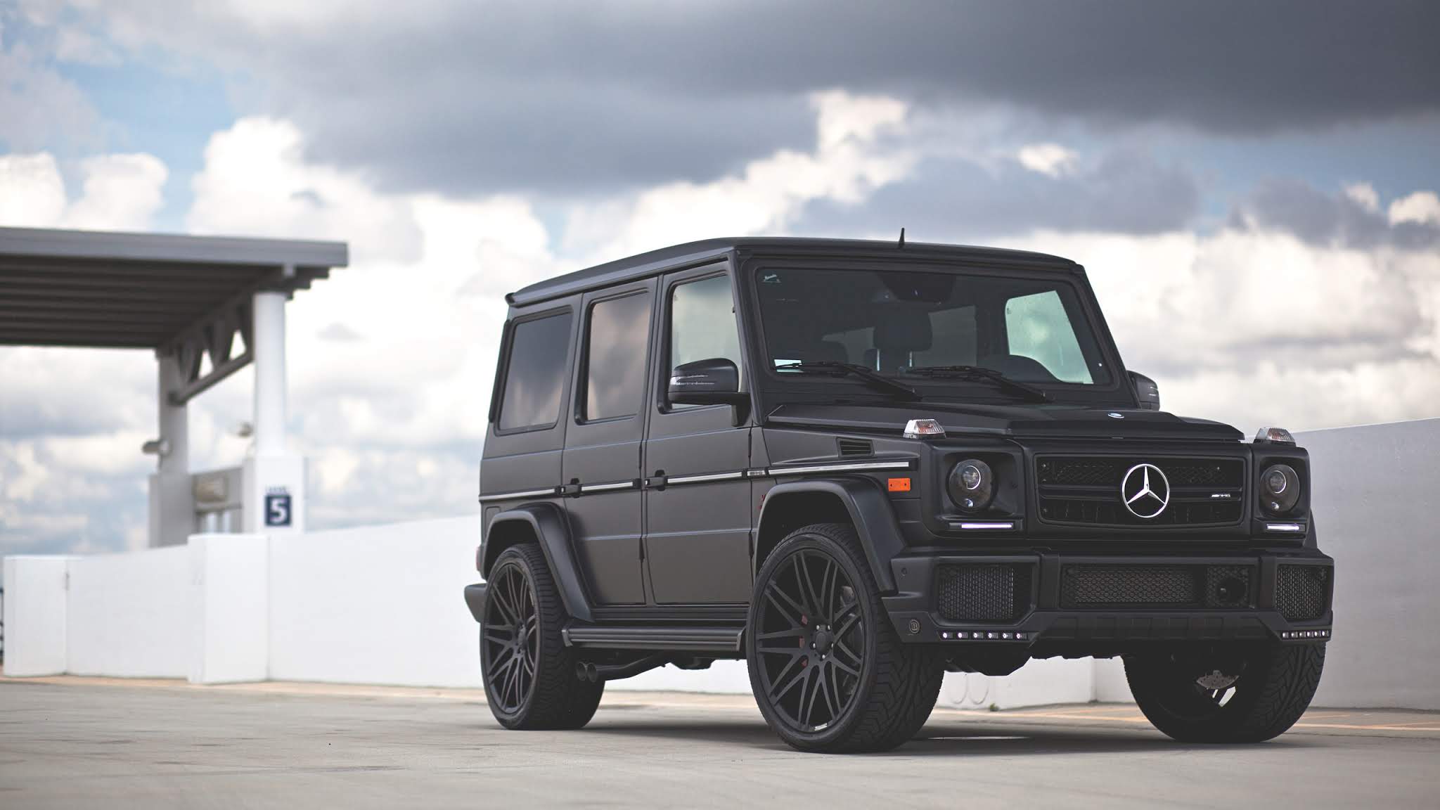 2048x1152 Mercedes Benz G Class G63 Black