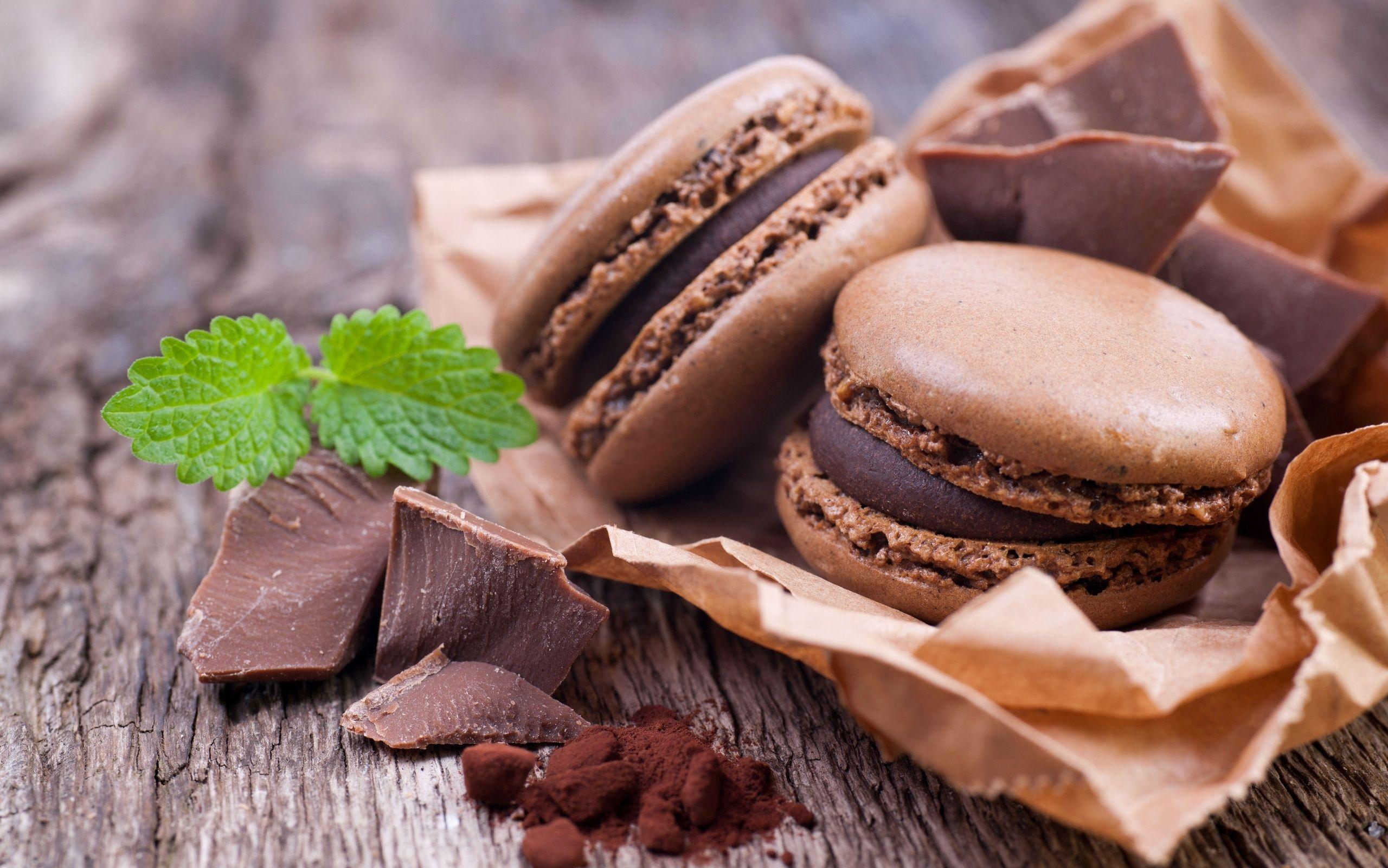 2560x1600 Chocolate Macaron wallpaperx1600