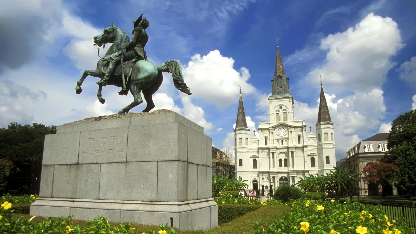 1600x900 Jackson Square. Surrounded by the St. Louis Cathedral, Cabildo