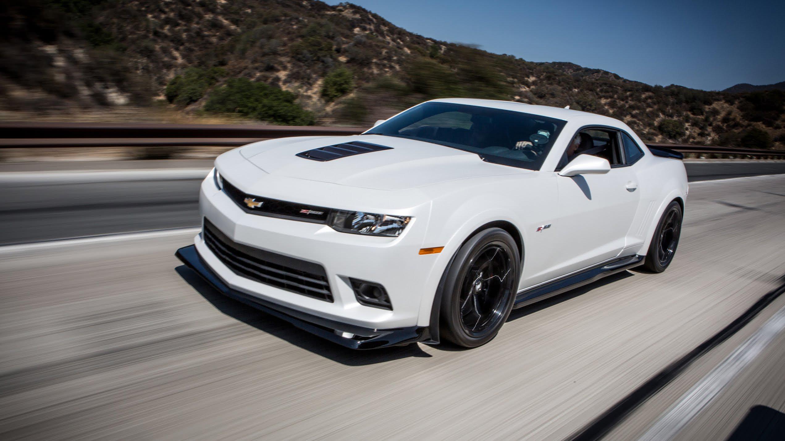 2542x1430 White 2015 Chevrolet Camaro Z28 Desktop Wallpaper