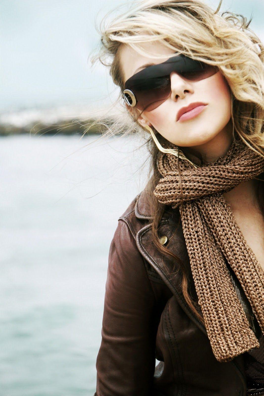 1067x1600 Stylish Girls Wallpaper