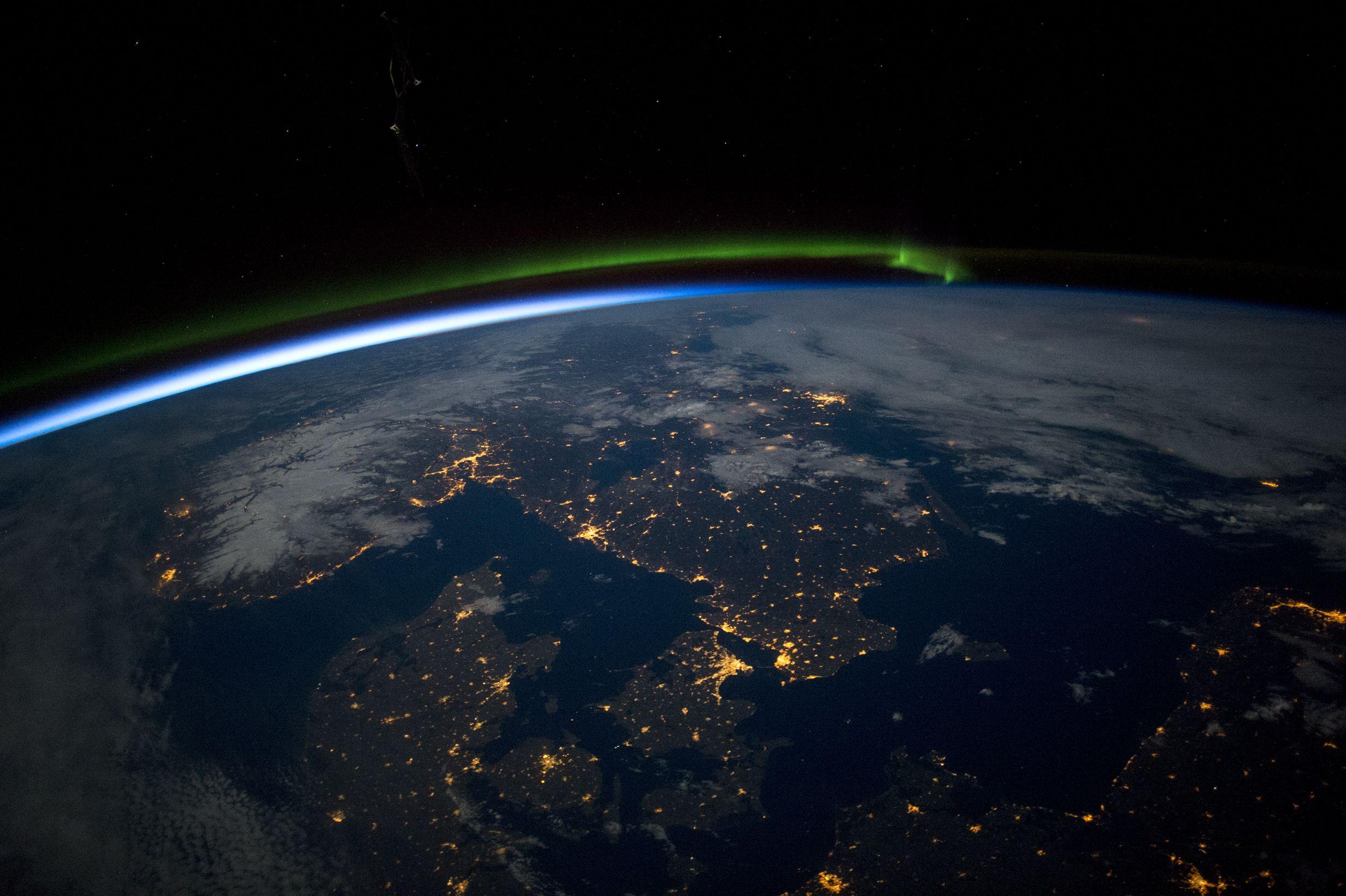 2464x1640 Space Station Earth Image of 2015