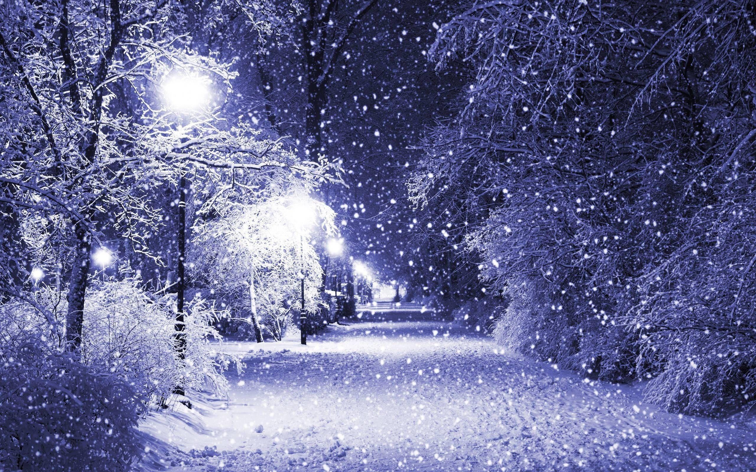 Hình nền đêm Giáng sinh đầy tuyết sẽ khiến bạn cảm thấy như đang đứng giữa những ngôi làng trên bãi tuyết trắng xóa, cảm giác thanh bình và thư thái chắc chắn sẽ không thể bỏ qua.