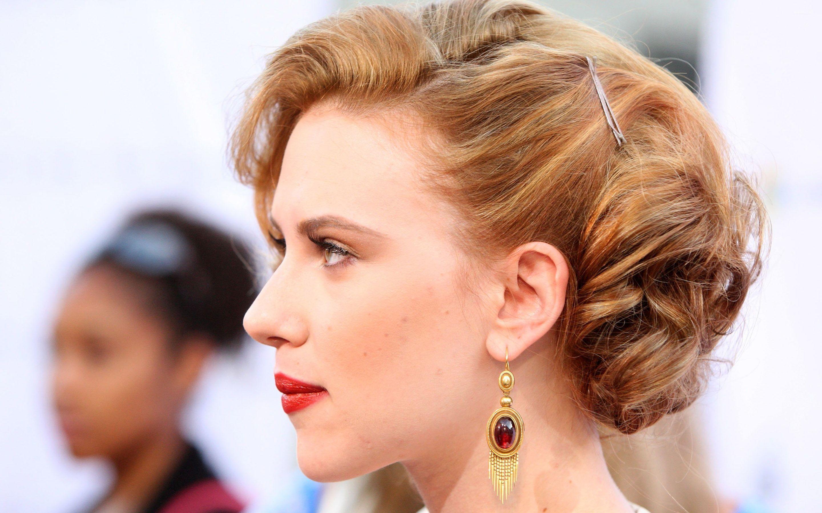 2880x1800 Scarlett Johansson with golden earrings wallpaper