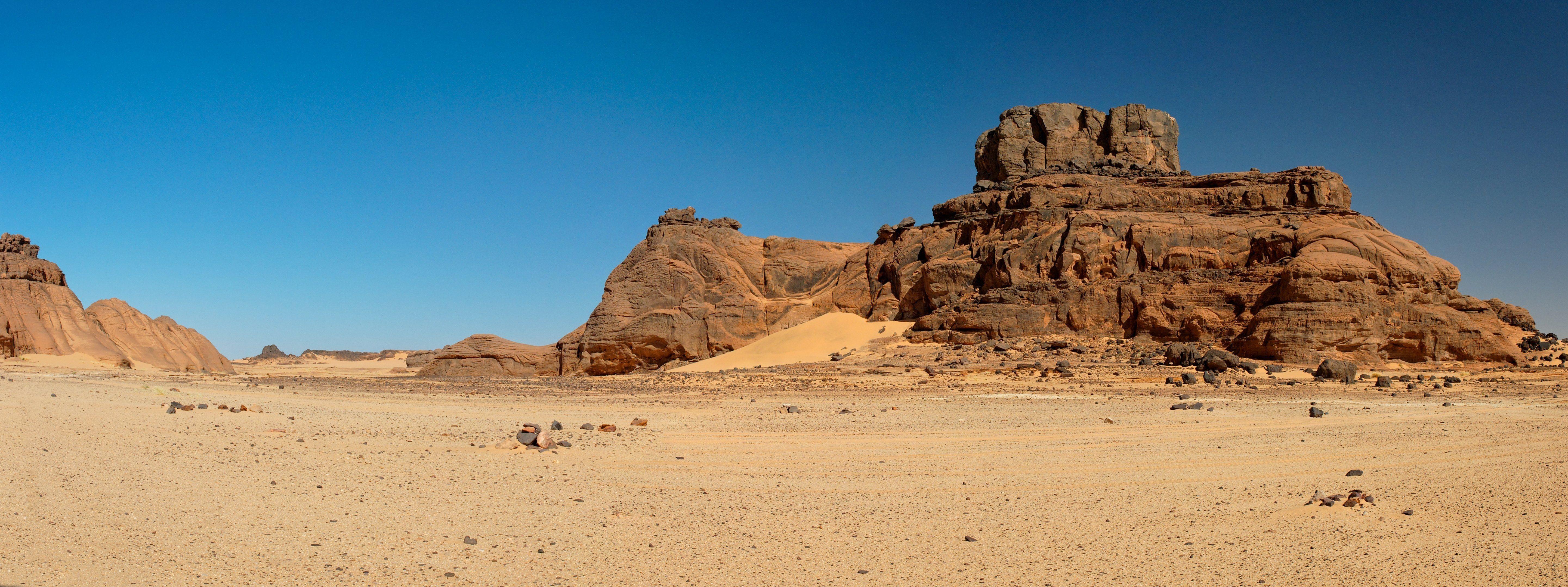 Desert many. الهقار Hoggar. Пустынные холмы. Rock Hill. Rocky Desert.