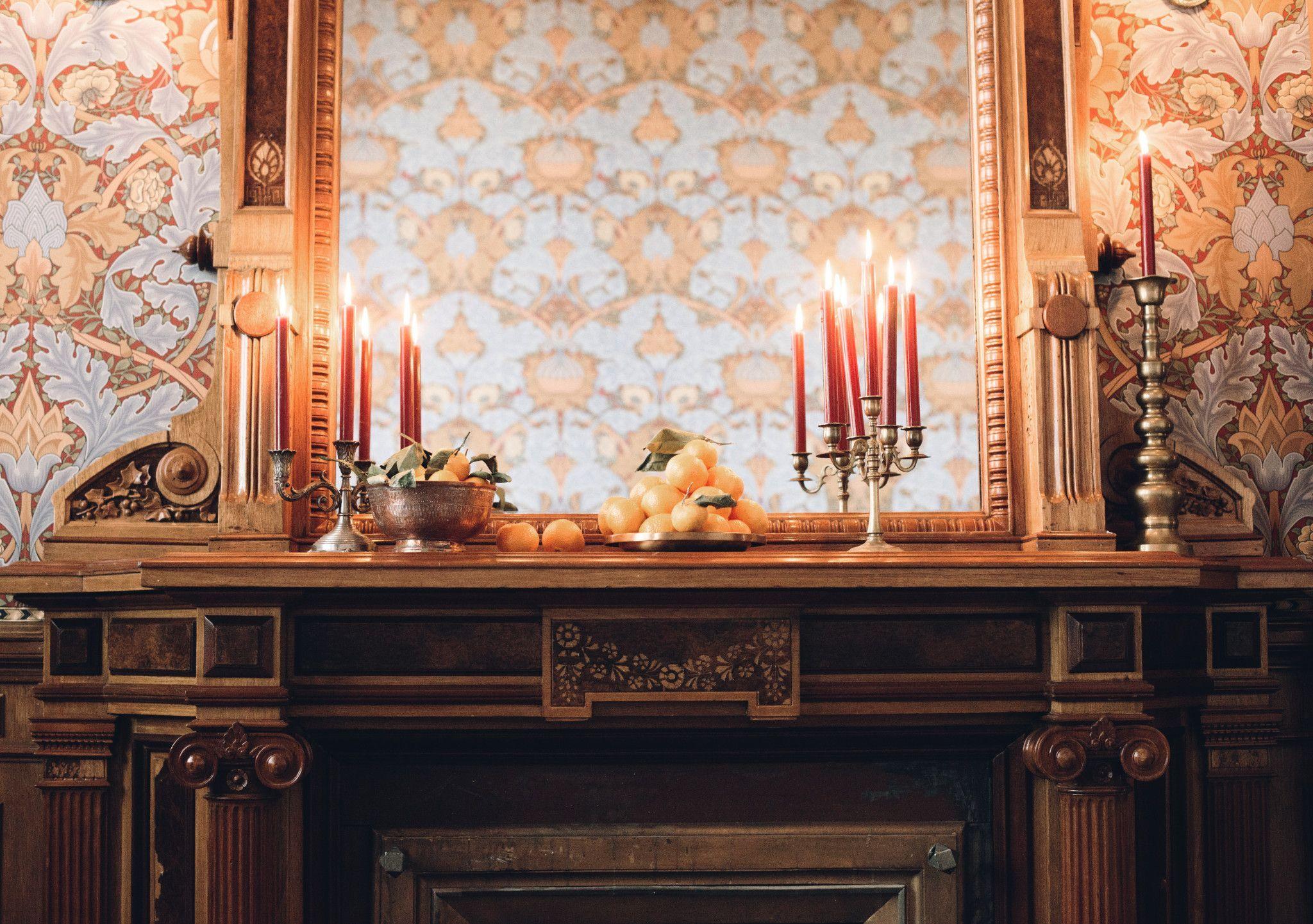 2048x1442 William Morris wallpaper that was originally designed for Queen