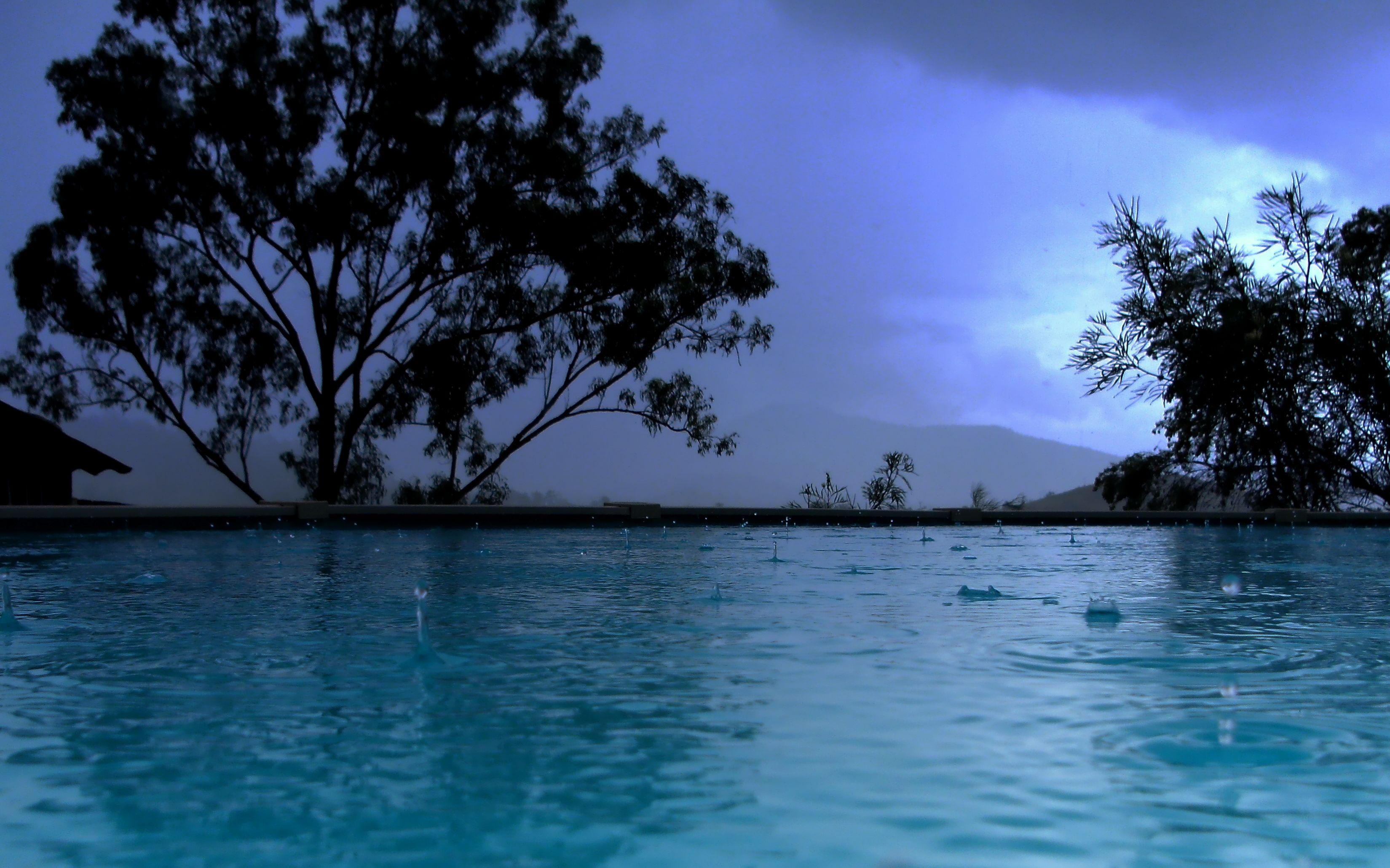 3299x2060 Dancing drops of rain