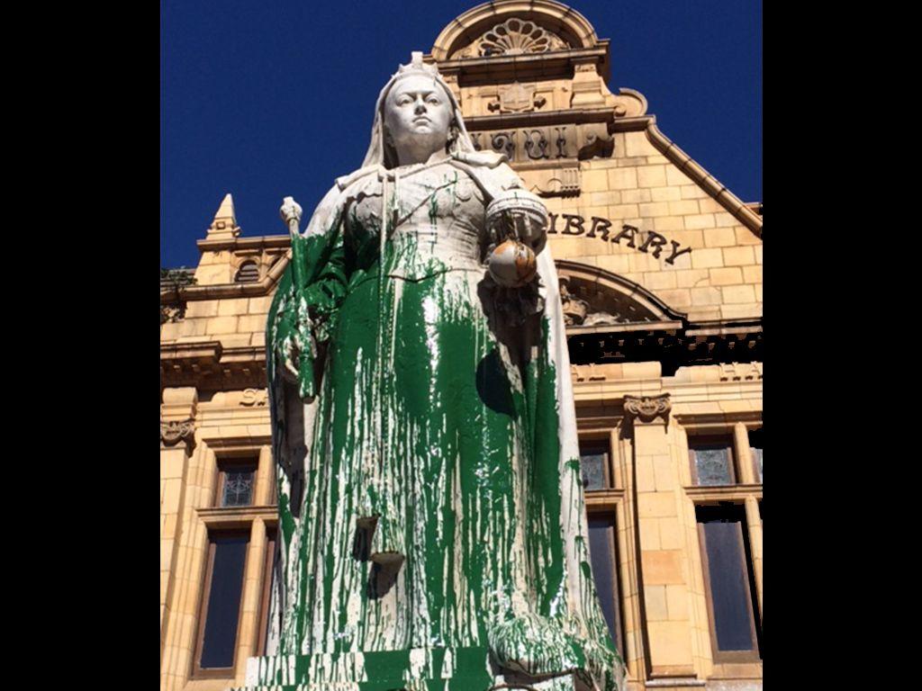 1024x768 PE's Queen Victoria statue painted green