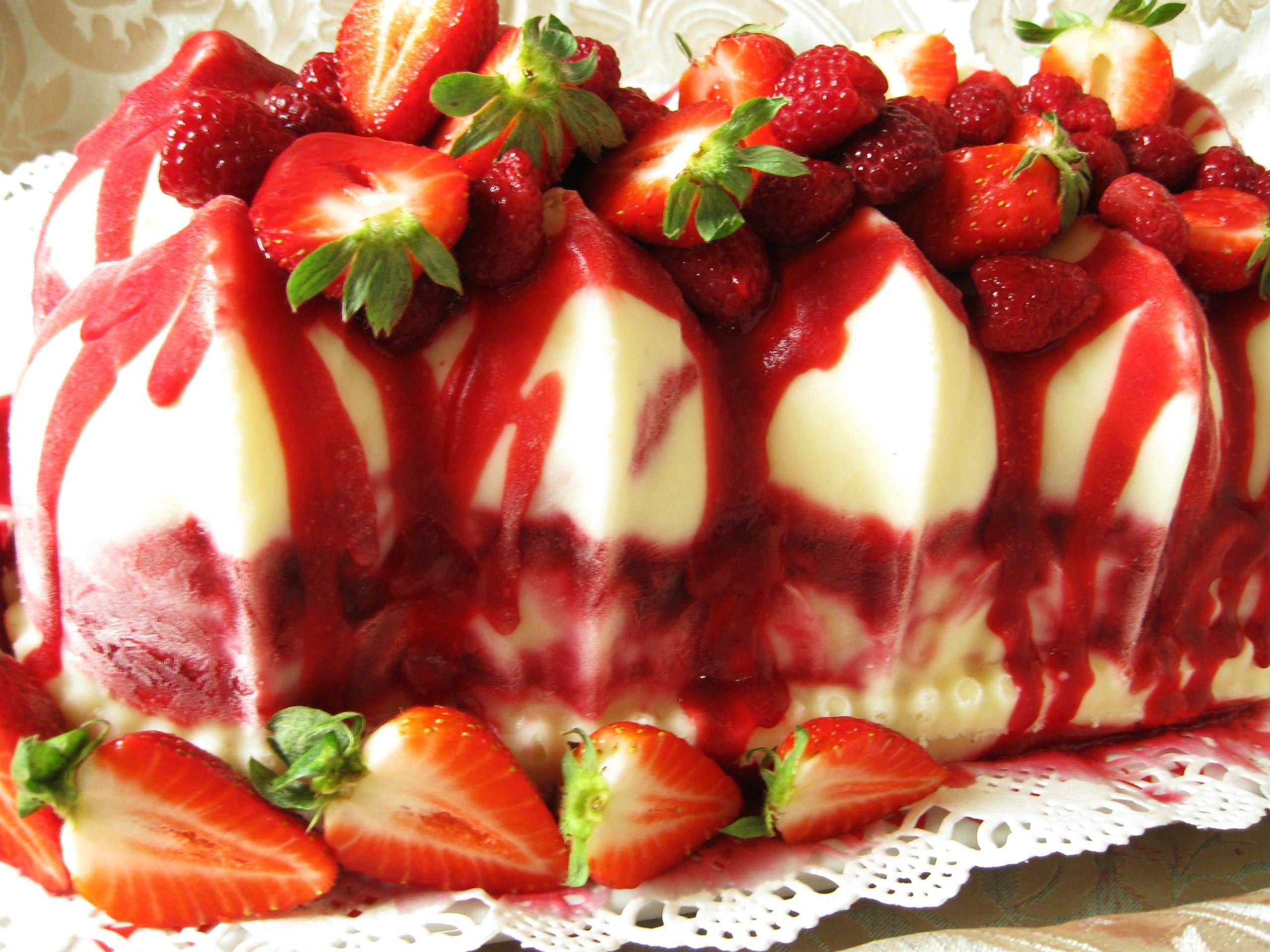 2560x1920 Strawberry Ice Cream Cake HD Wallpaper. Background Image