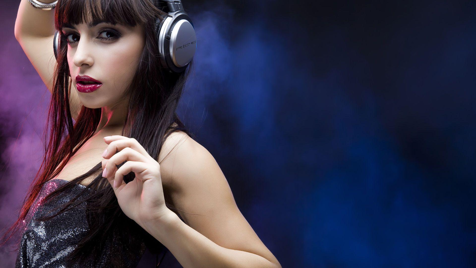 1920x1080 Headphone Girl Wallpaper