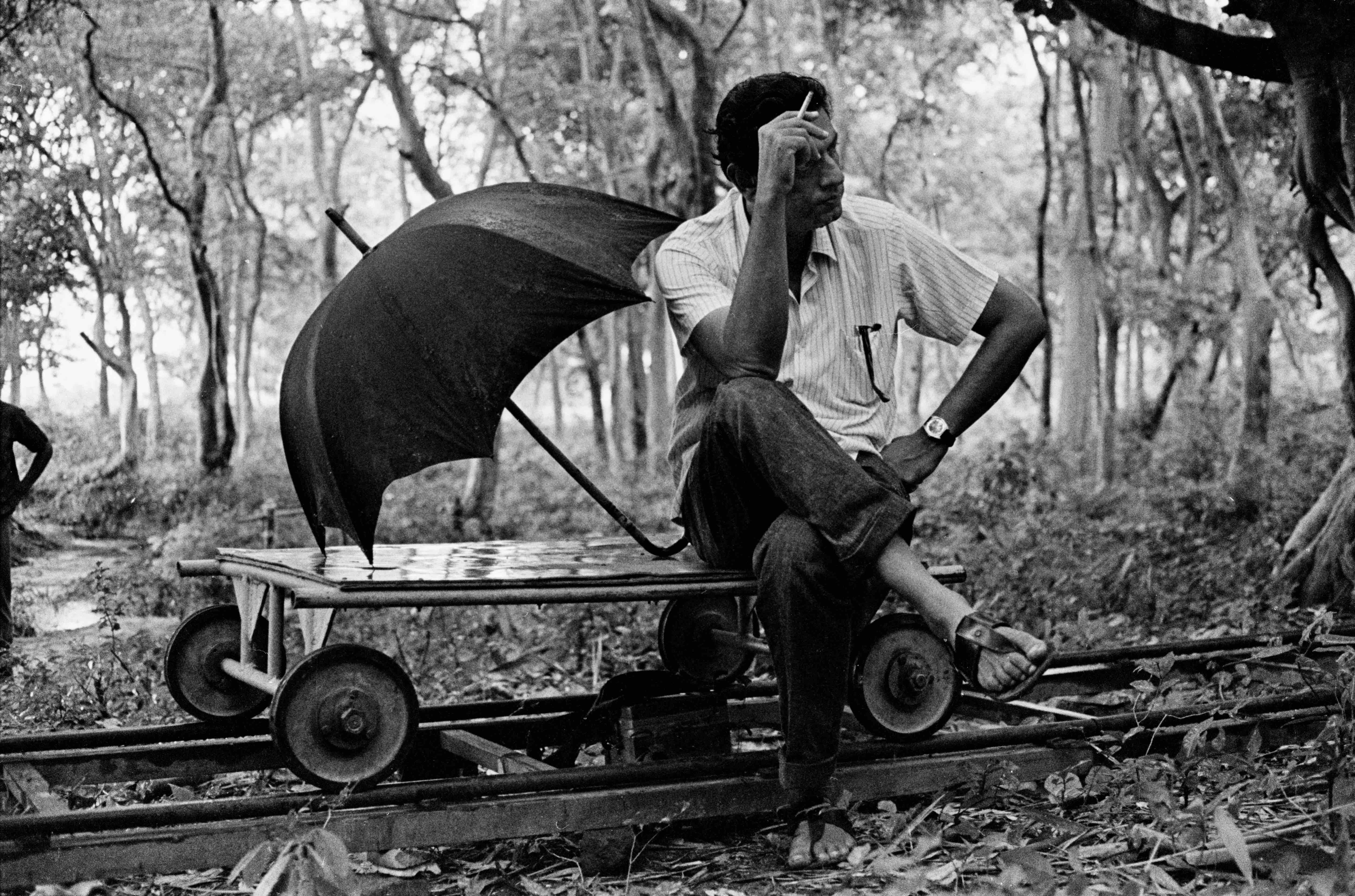 5811x3843 Photos: Satyajit Ray, Sharmila Tagore captured in B&W
