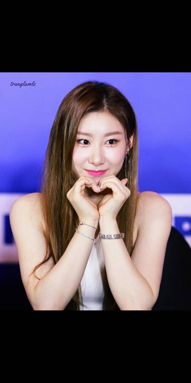 640x1280 Itzy Chaeryeong wallpaper