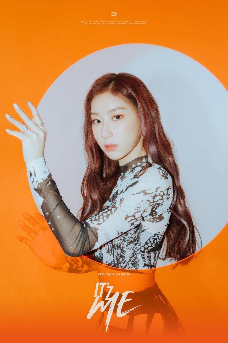 800x1200 ITZY's Chaeryeong stands out in 'IT'Z ME' teaser image