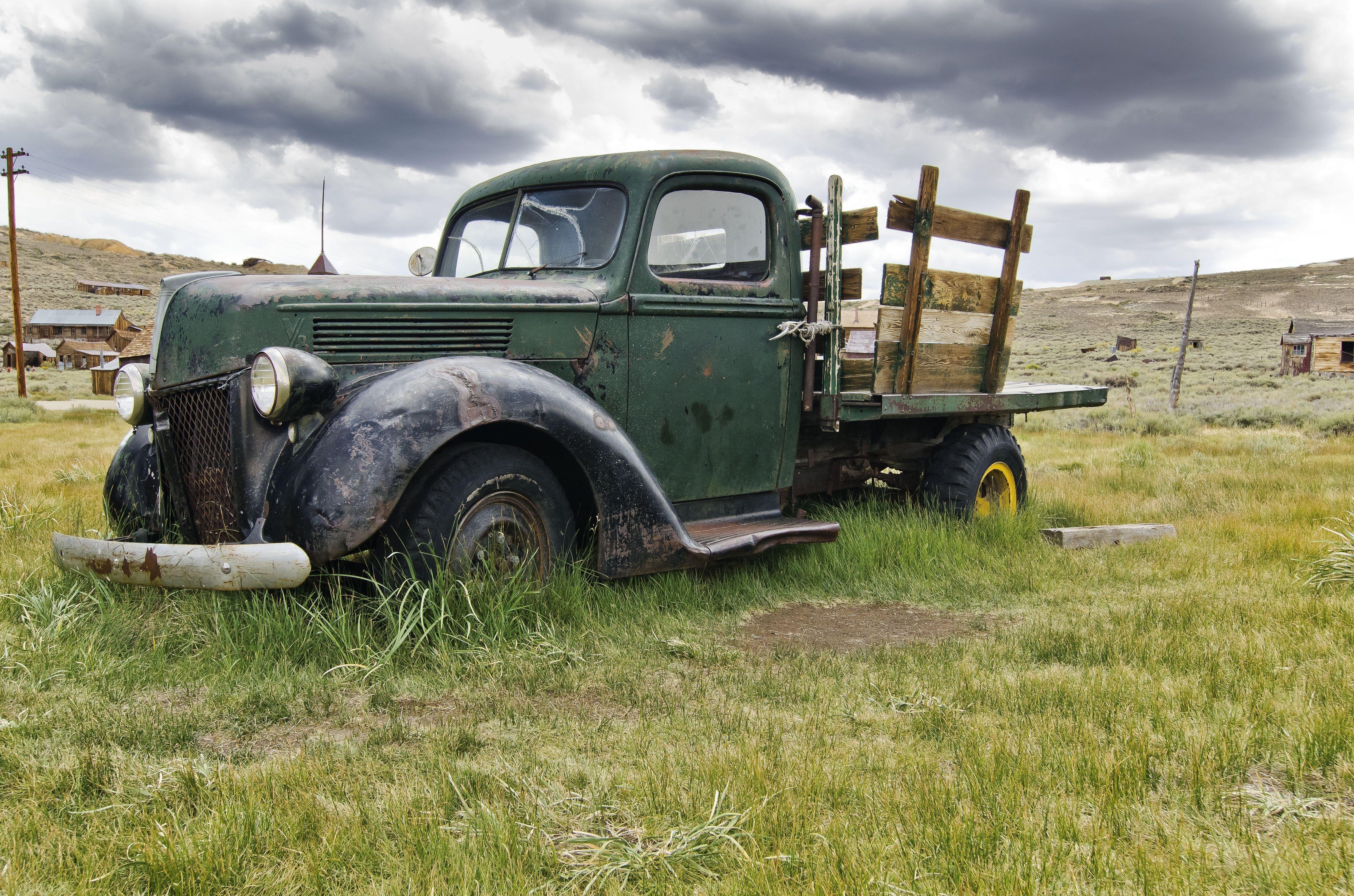 4928x3264 Vintage Red Truck iPhone Wallpaper