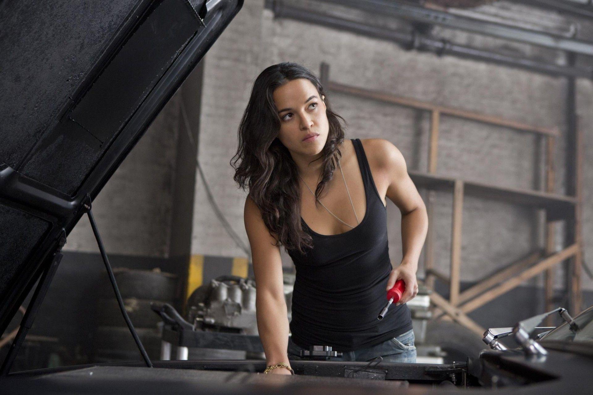 1920x1279 Michelle Rodriguez sửa xe trong phim Fast and furious 6 - Hình nền Android